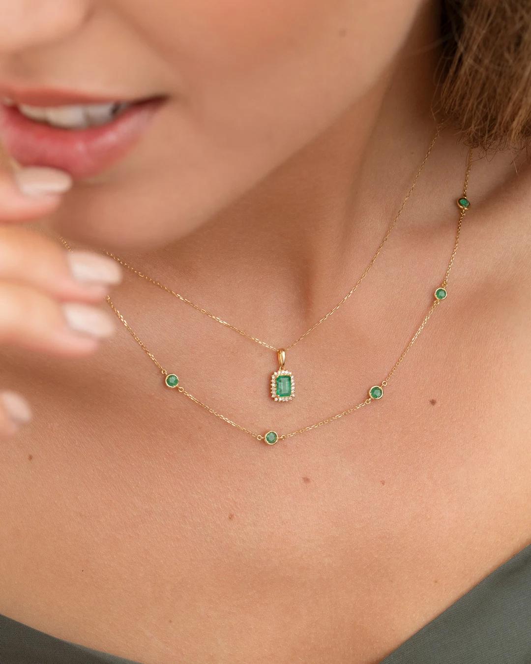 Gargantilla stud colors de esmeraldas en oro amarillo de 18 kt - MUMIT - Verde Verde-6