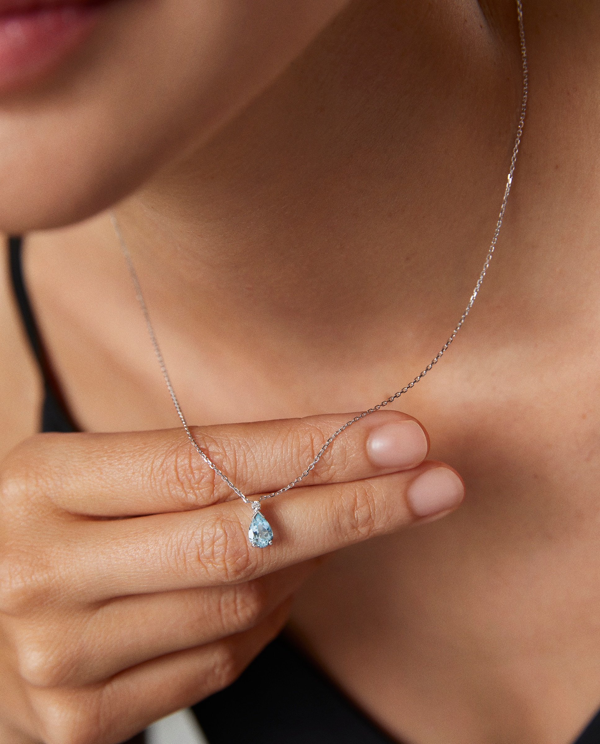 Imagen 3 de Cadena con colgante amelie pera de aguamarina en oro blanco de 18 kt - MUMIT - Aguamarina Aguamarina