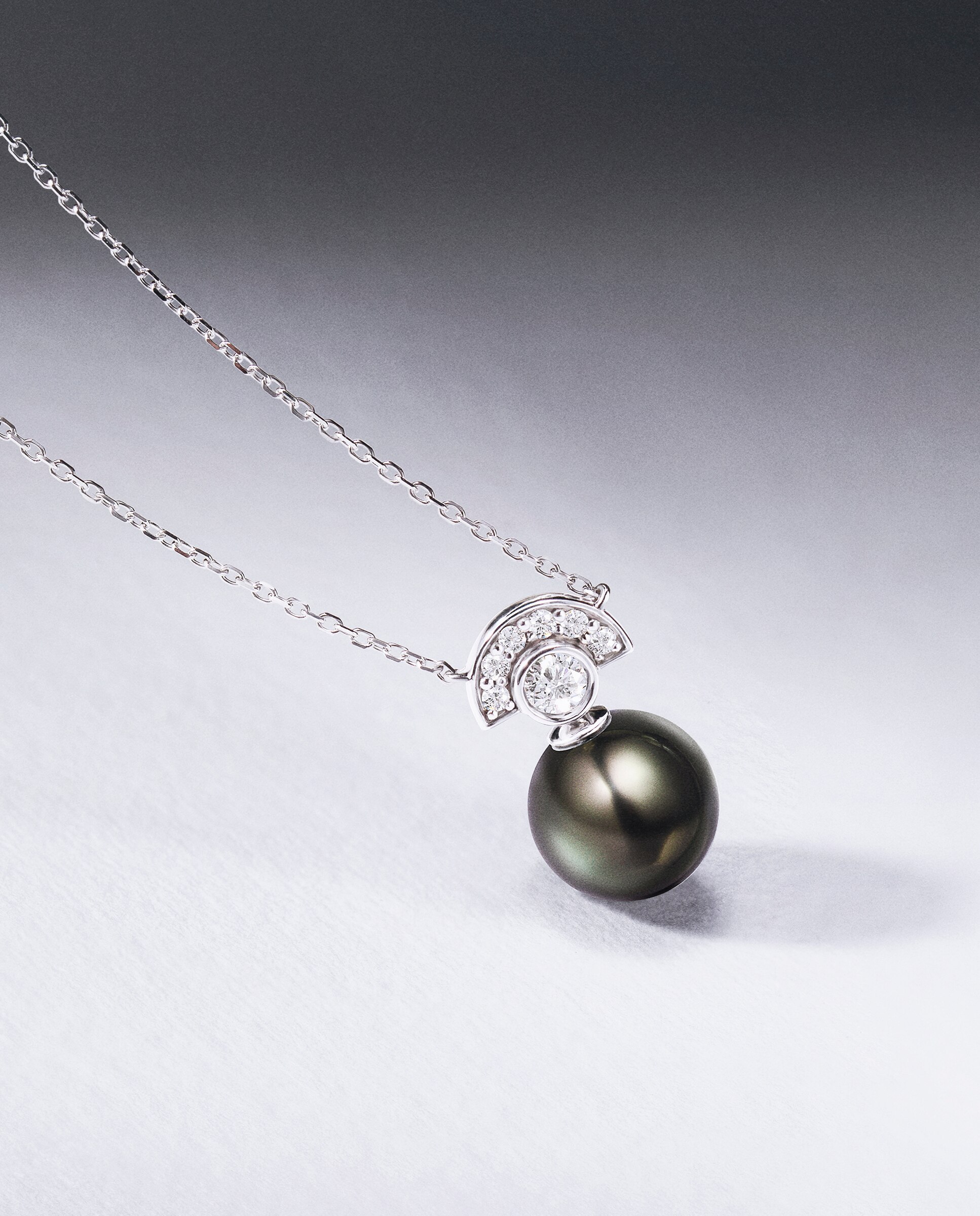Imagen 3 de Cadena con colgante brett de perla de tahití y diamantes en oro blanco de 18 kt - MUMIT - Perla Perla