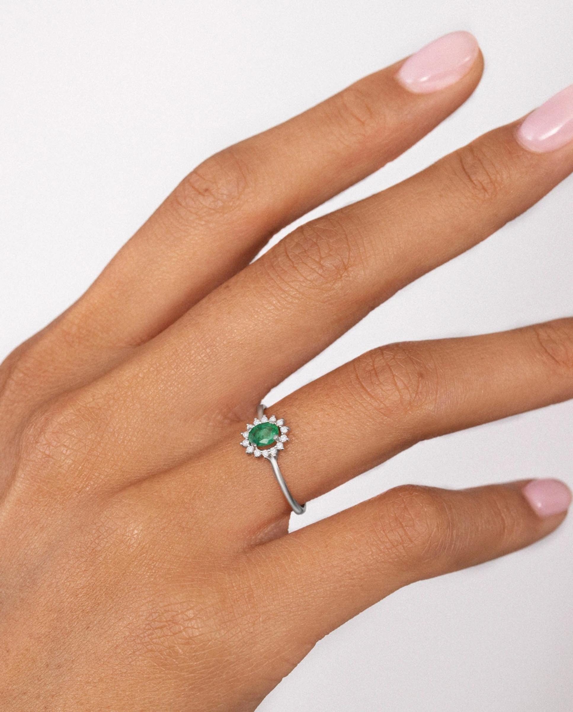 Imagen 2 de Anillo dalia de zafiro y diamantes en oro blanco de 18 kt - MUMIT - Azul índigo Azul índigo