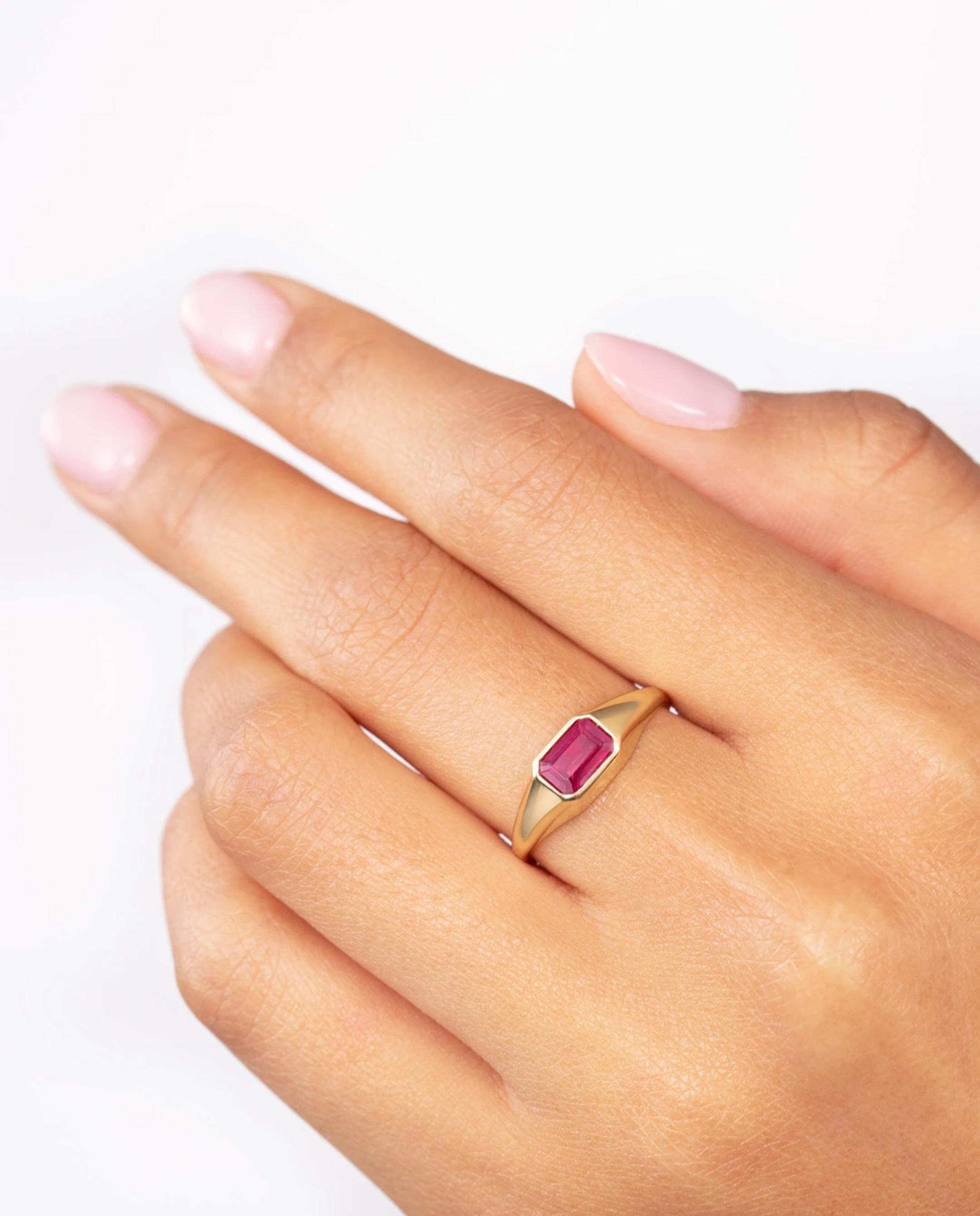 Imagen 4 de Sortija sello amar de rubí en oro amarillo de 18 kt - MUMIT - Rosa Rosa