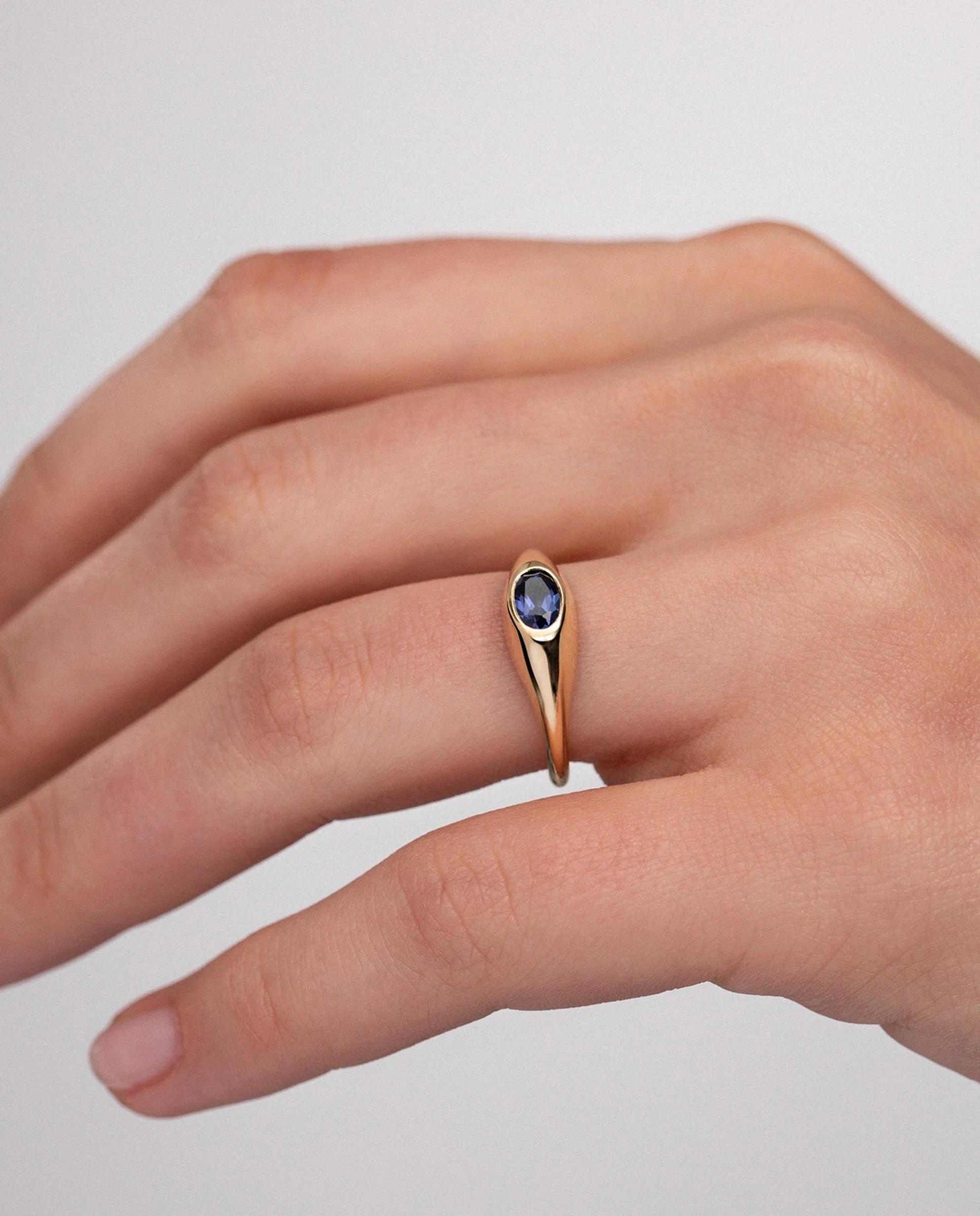 Imagen 3 de Sortija sello amar de zafiro oval en oro amarillo de 18 kt - MUMIT - Azul Azul
