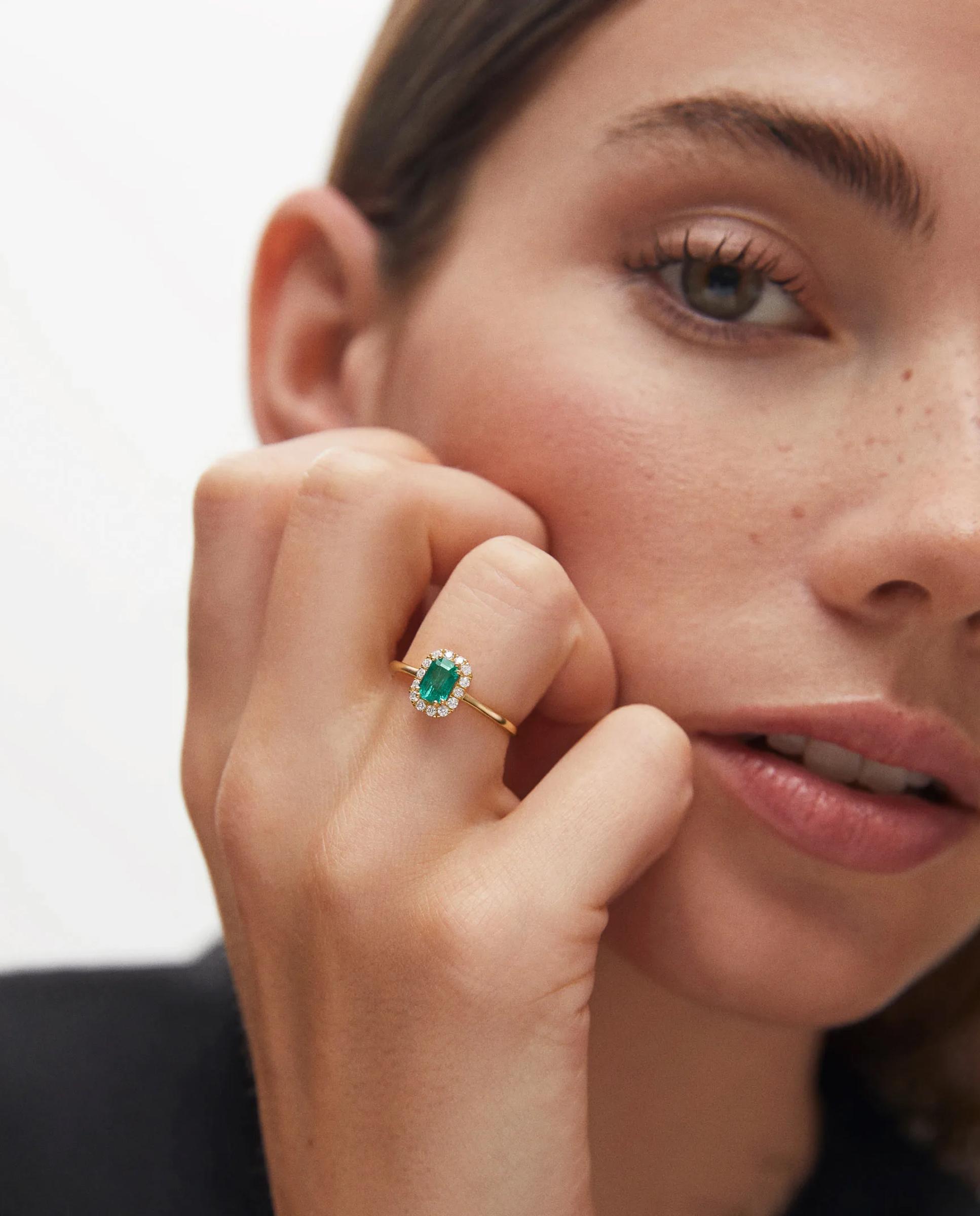 Sortija elizabeth de esmeralda y diamantes en oro amarillo de 18 kt - MUMIT - Verde Verde-2