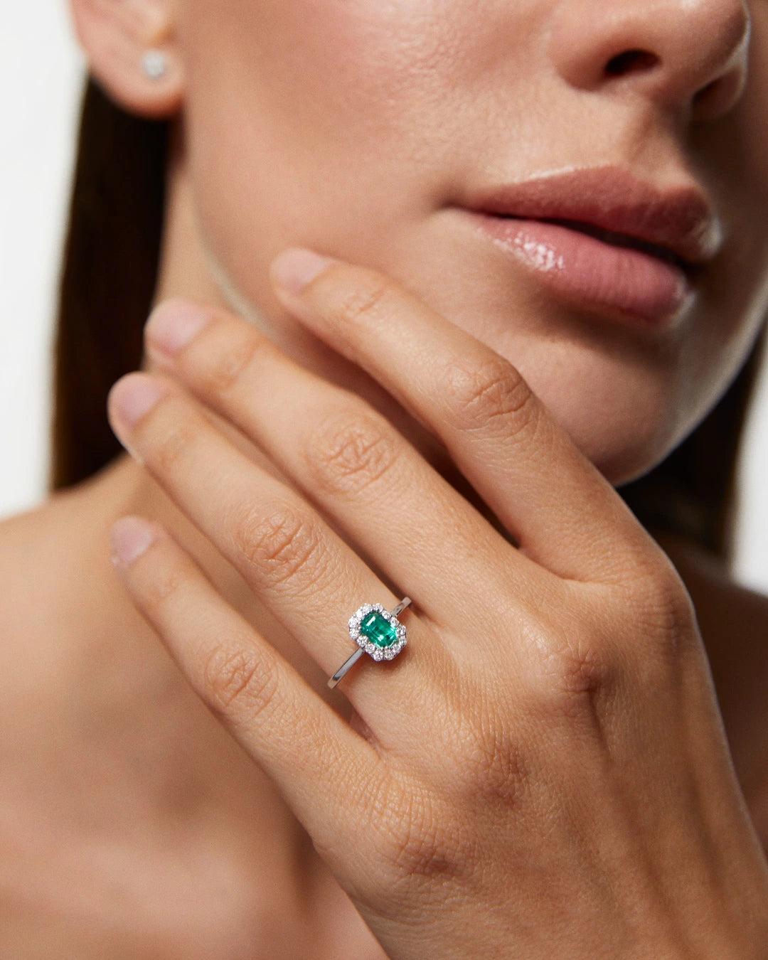 Sortija elizabeth de esmeralda y diamantes en oro blanco de 18 kt - MUMIT - Verde Verde-2