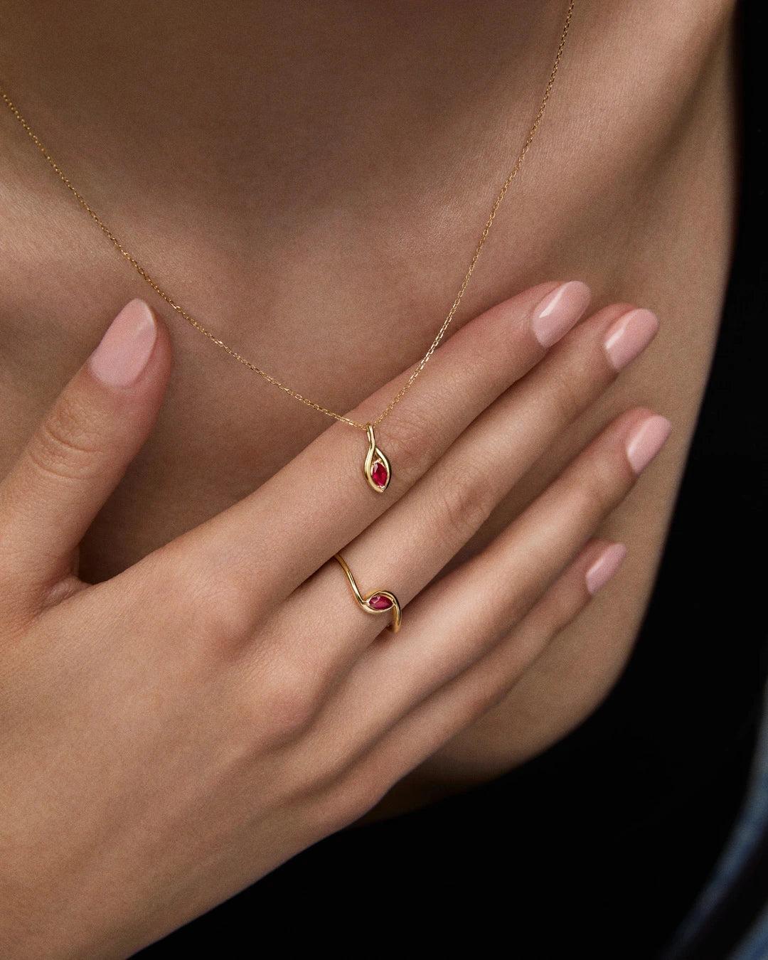 Colgante liora élan de rubí en oro amarillo de 18 kt - MUMIT - Rosa Rosa-3