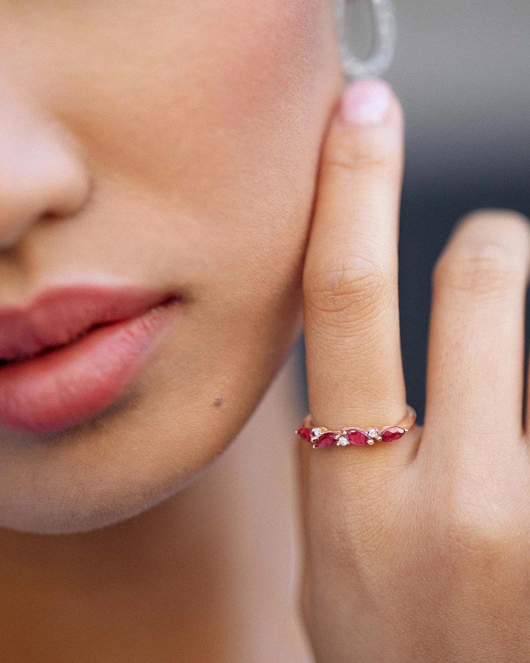Anillo tri-marquise de diamantes y rubíes en oro rosa de 18 kt - MUMIT - Rubí Rubí-2