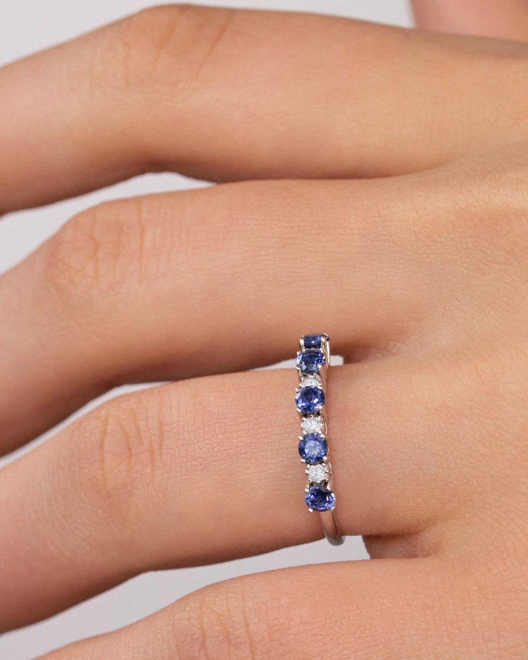 Sortija eternity colors diamonds de zafiros en oro blanco de 18 kt - MUMIT - Azul Azul-2