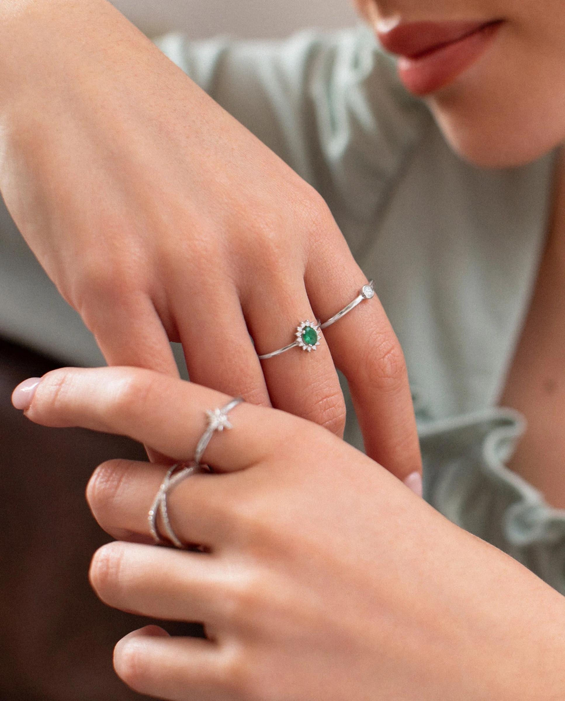 Imagen 4 de Anillo dalia de esmeralda y diamantes en oro blanco de 18 kt - MUMIT - Verde Verde
