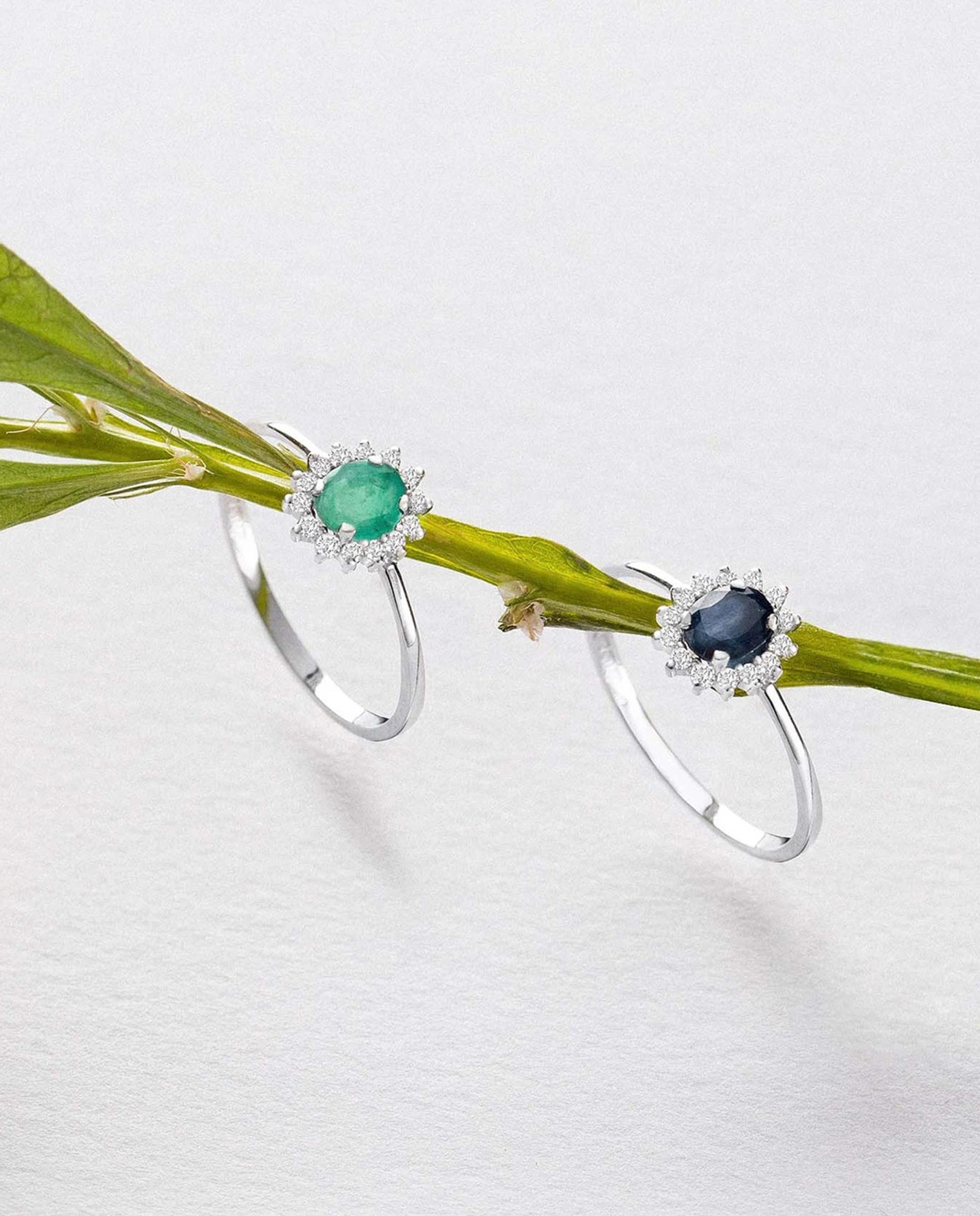 Imagen 5 de Anillo dalia de esmeralda y diamantes en oro blanco de 18 kt - MUMIT - Verde Verde