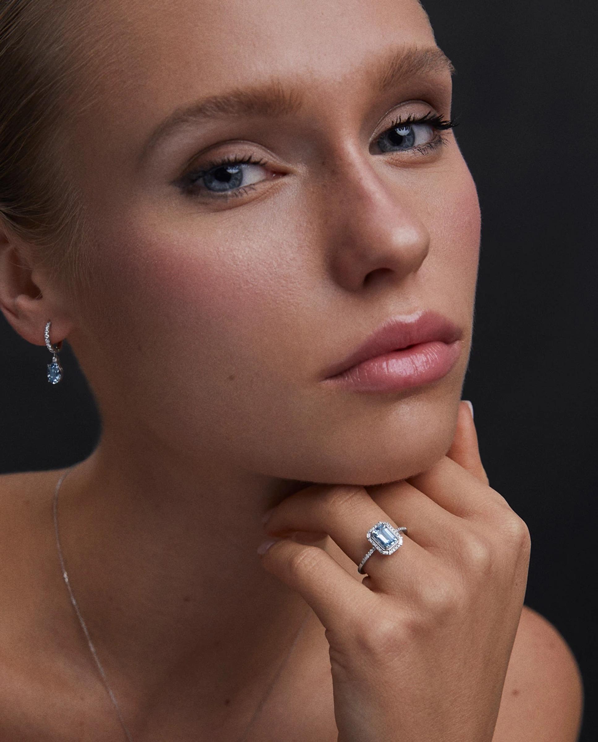 Imagen 2 de Anillo art deco clarice de aguamarina y diamantes en oro blanco de 18 kt - MUMIT - Azul índigo Azul índigo