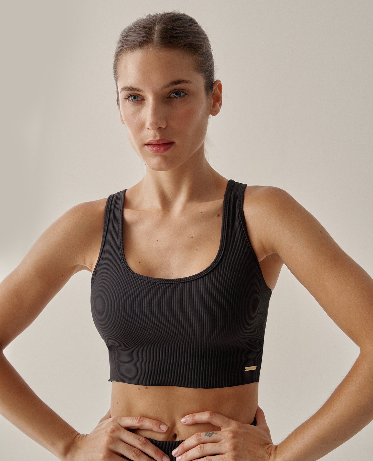 Sujetador deportivo estilo crop top en tejido de canalé