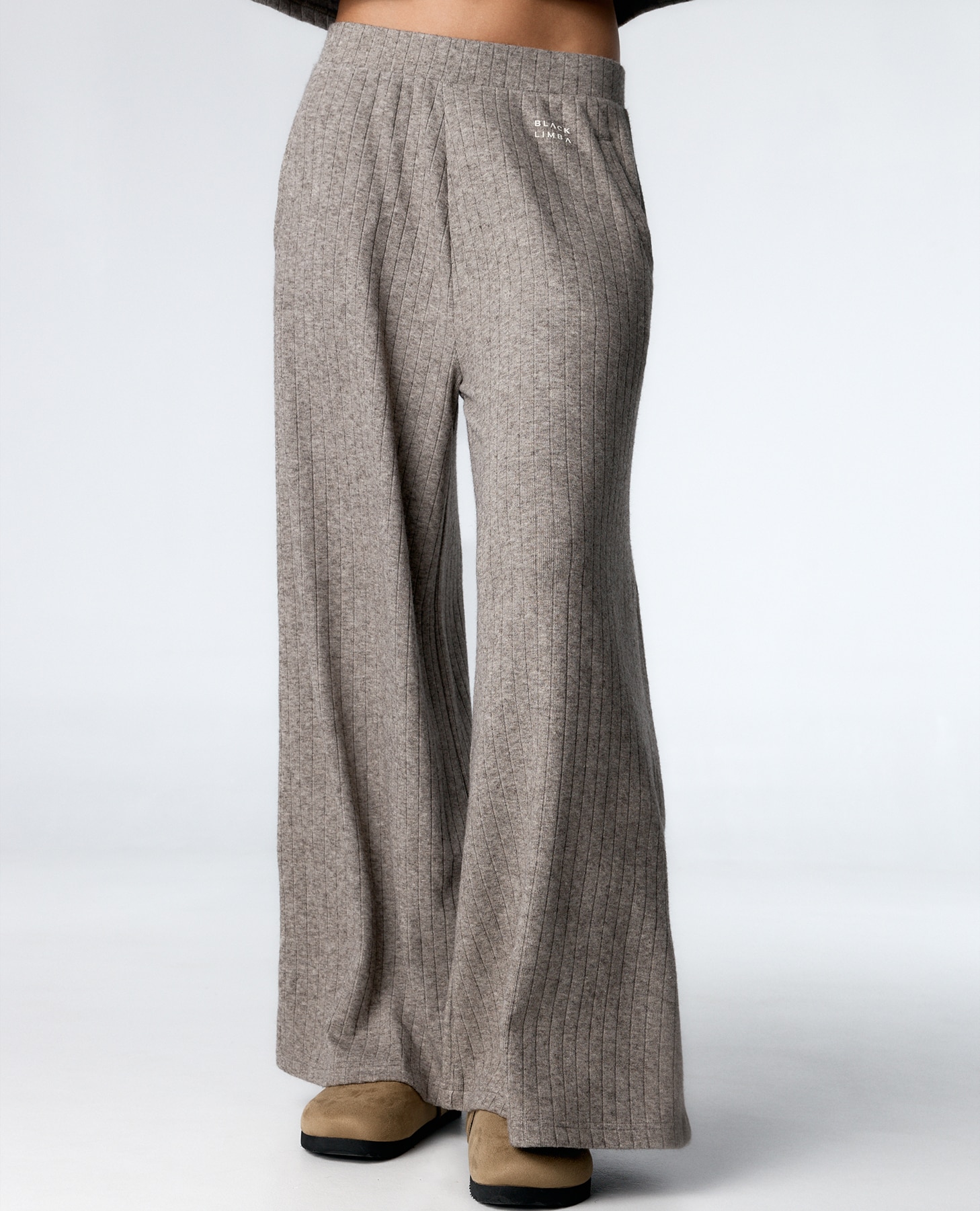 Pantalón deportivo de mujer de cintura media y pata ancha