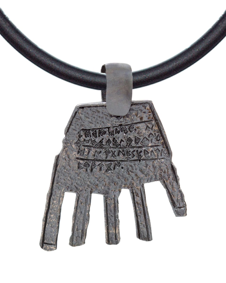 Colgante mano de Irulegi de rutenio 30mm con cordón caucho negro 4mm Negro-1