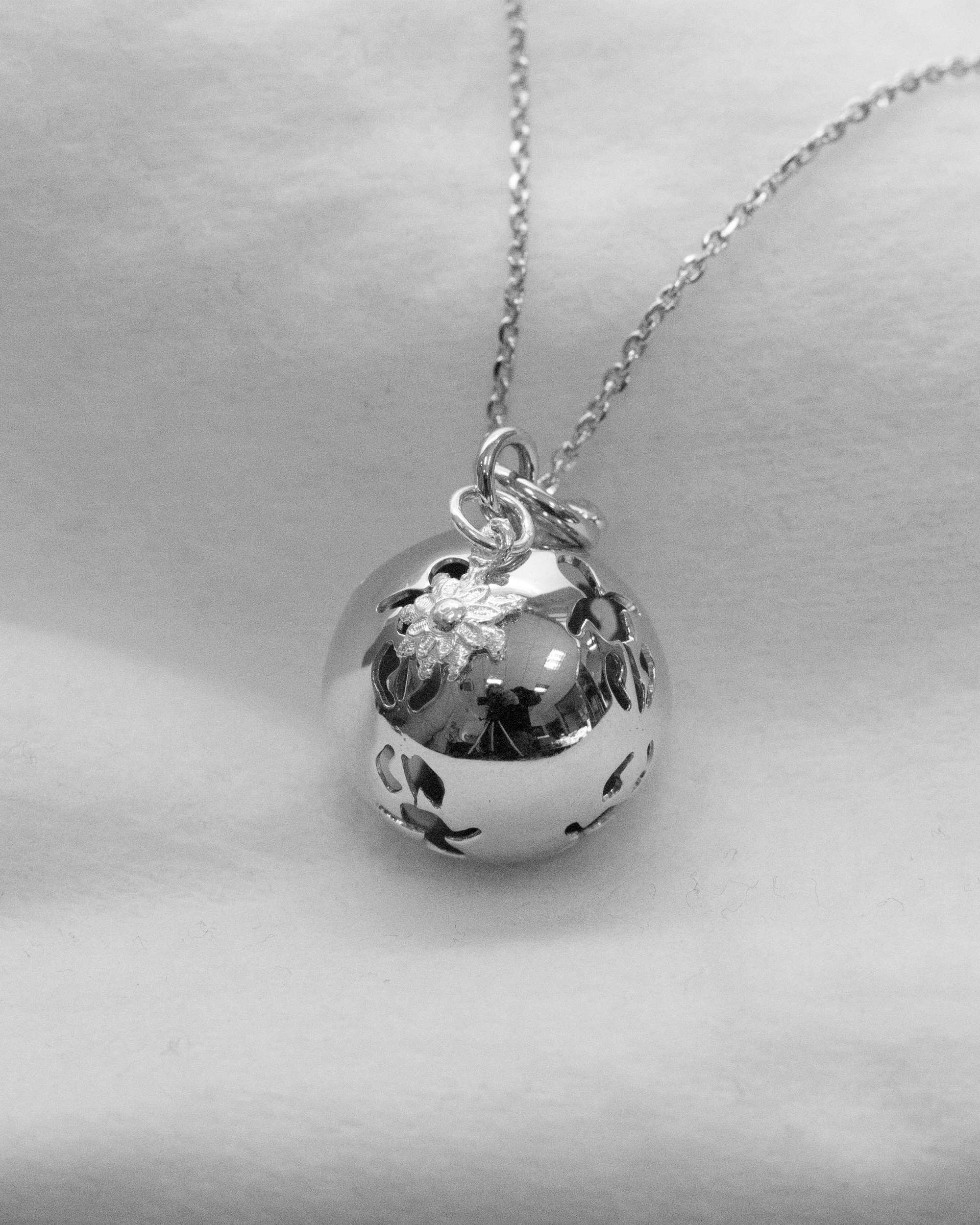Llamador de ángeles bola con silueta bebé de plata con cadena 110cm - Eguzkilore - Plateado Plateado-2