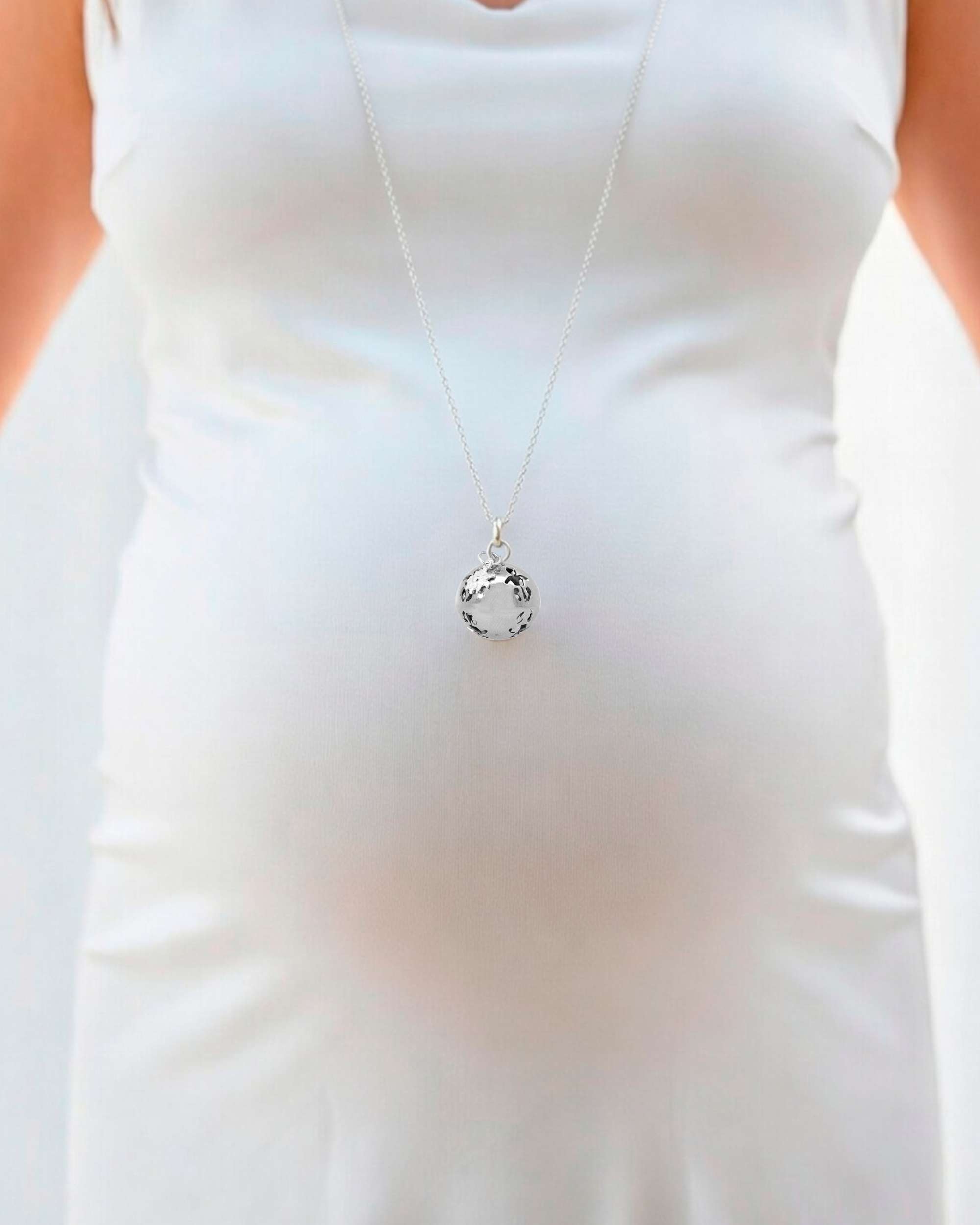 Llamador de ángeles bola con silueta bebé de plata con cadena 110cm - Eguzkilore - Plateado Plateado-3