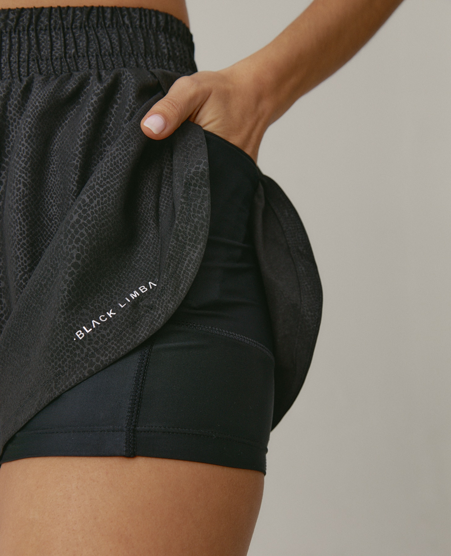 Imagen 3 de Short deportivo de tejido efecto serpiente con malla interior - Black Limba - Negro Negro