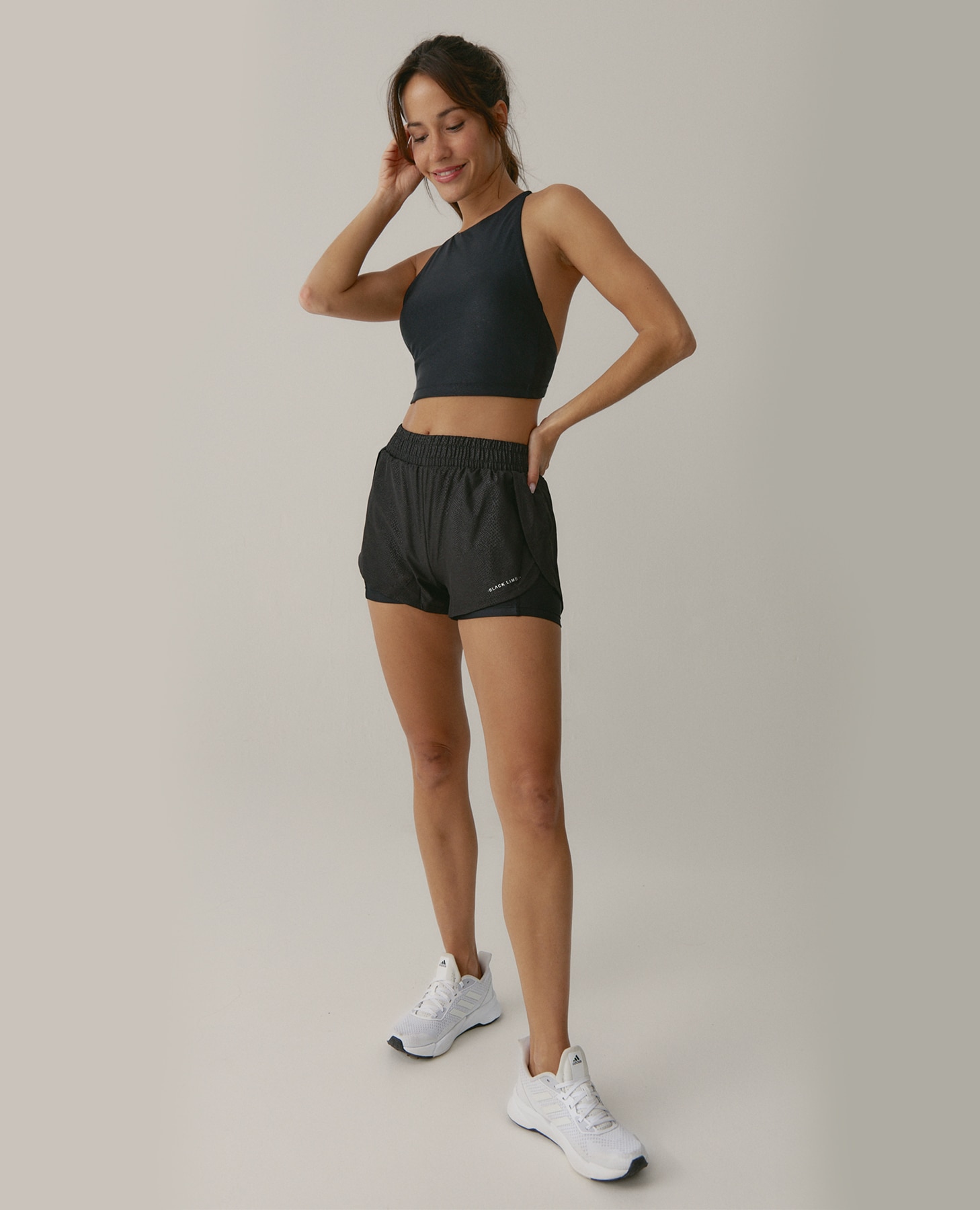 Imagen 4 de Short deportivo de tejido efecto serpiente con malla interior - Black Limba - Negro Negro