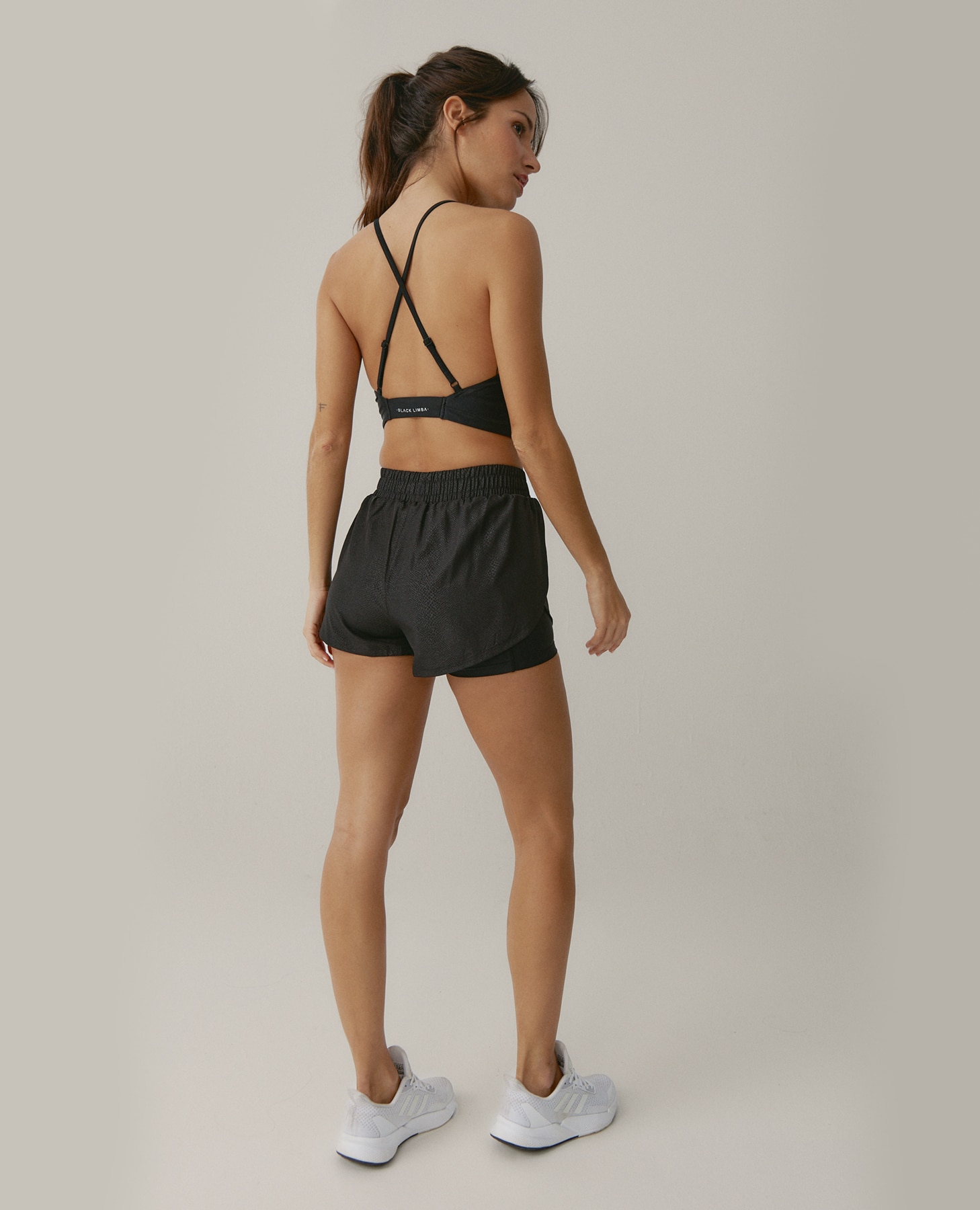 Imagen 5 de Short deportivo de tejido efecto serpiente con malla interior - Black Limba - Negro Negro
