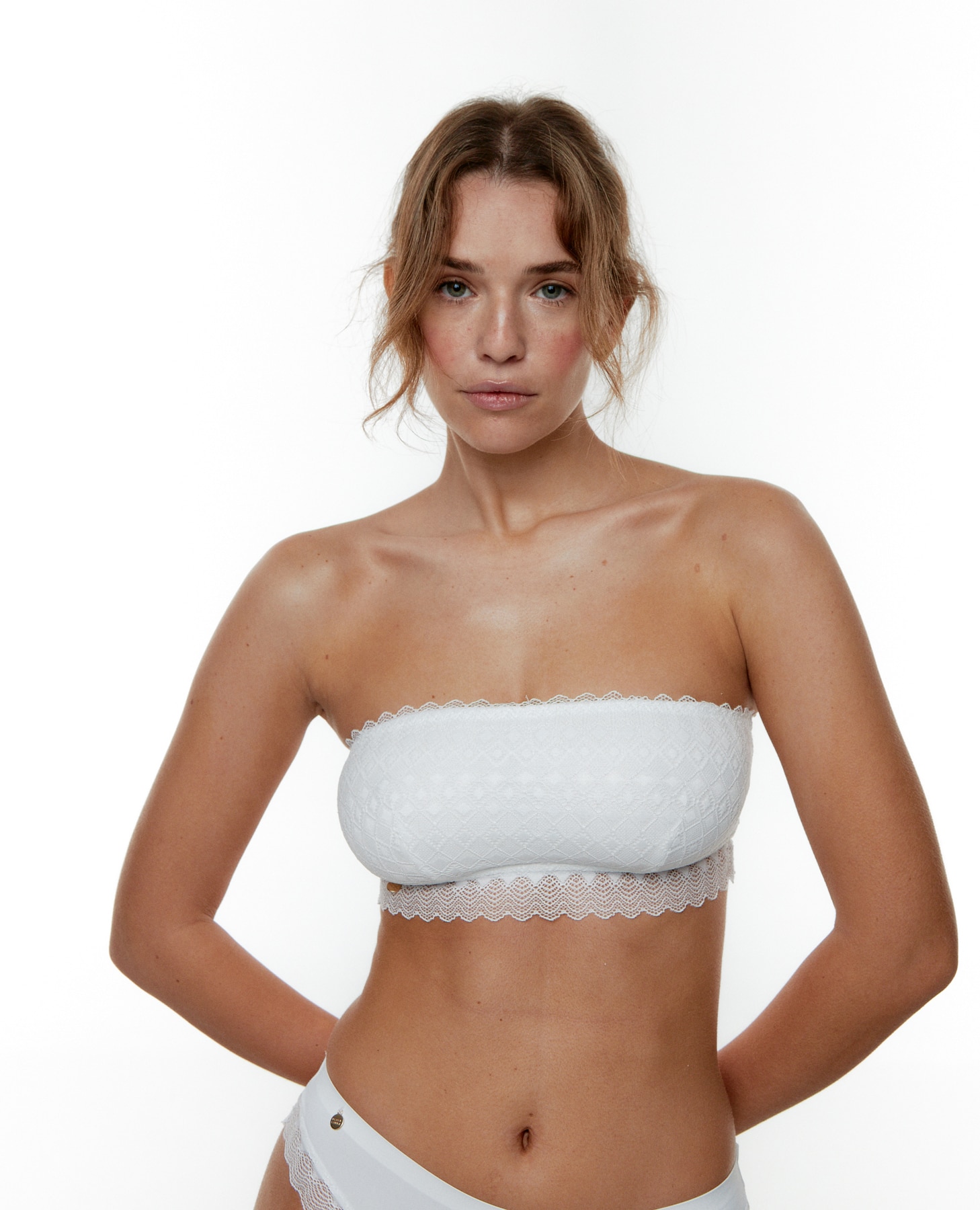 Sujetador bralette bandeau multiposicion de encaje geometrico