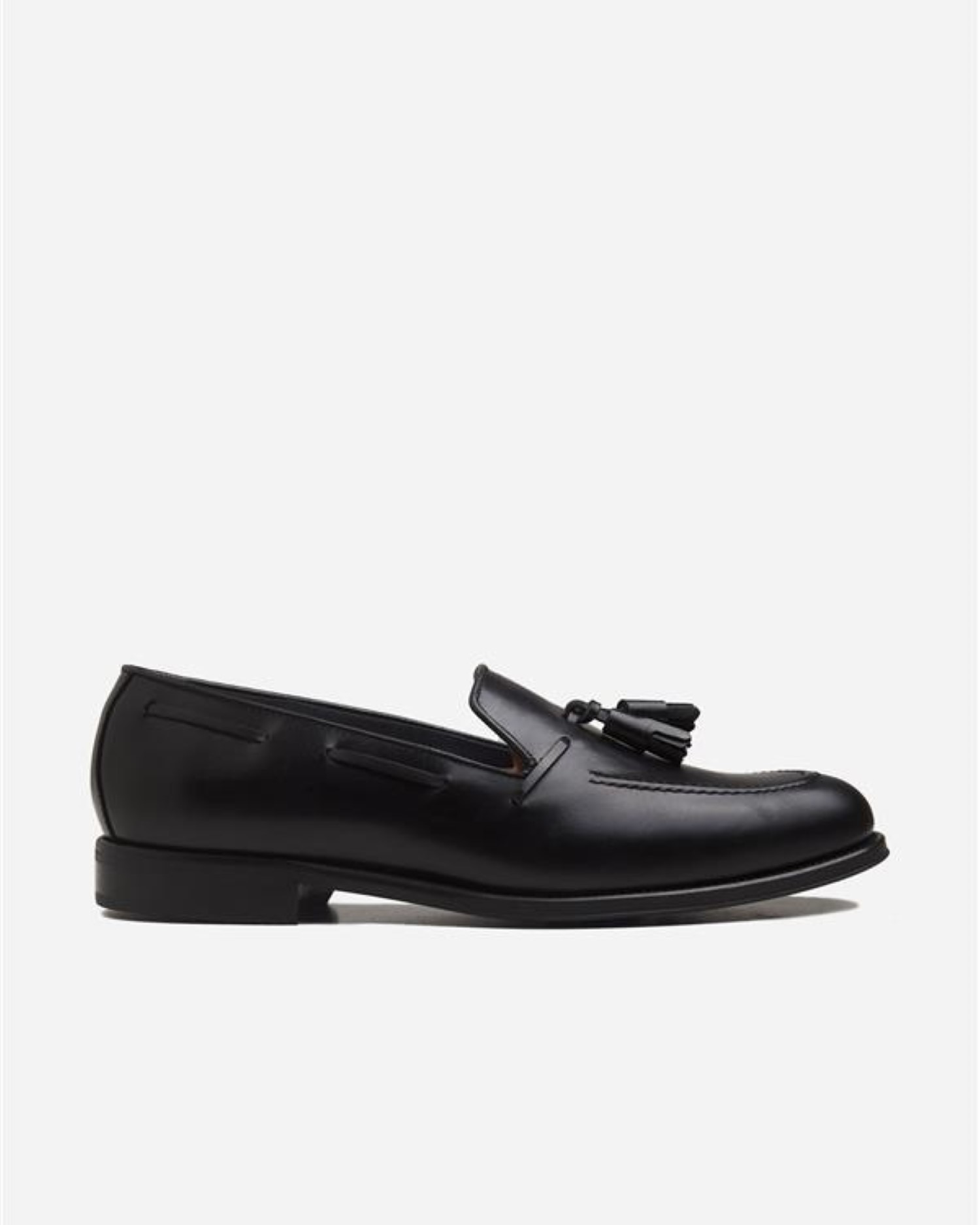 Silbon - Mocasines de hombre de piel borlas negro mate.