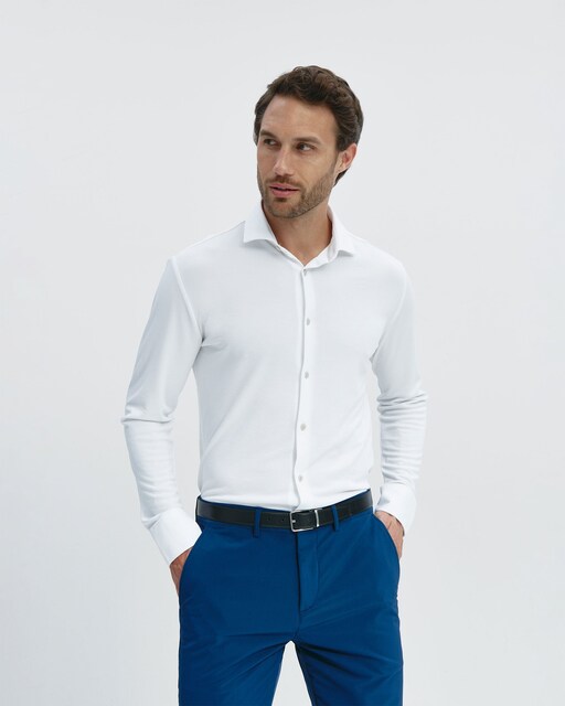 Imagen 0 de Camisa de hombre corte slim lisa en color blanco