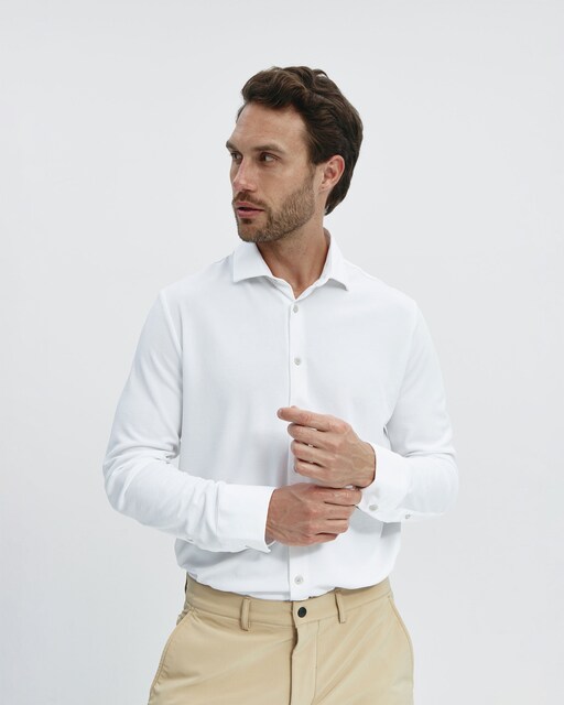 Imagen 0 de Camisa de hombre corte regular lisa en blanco