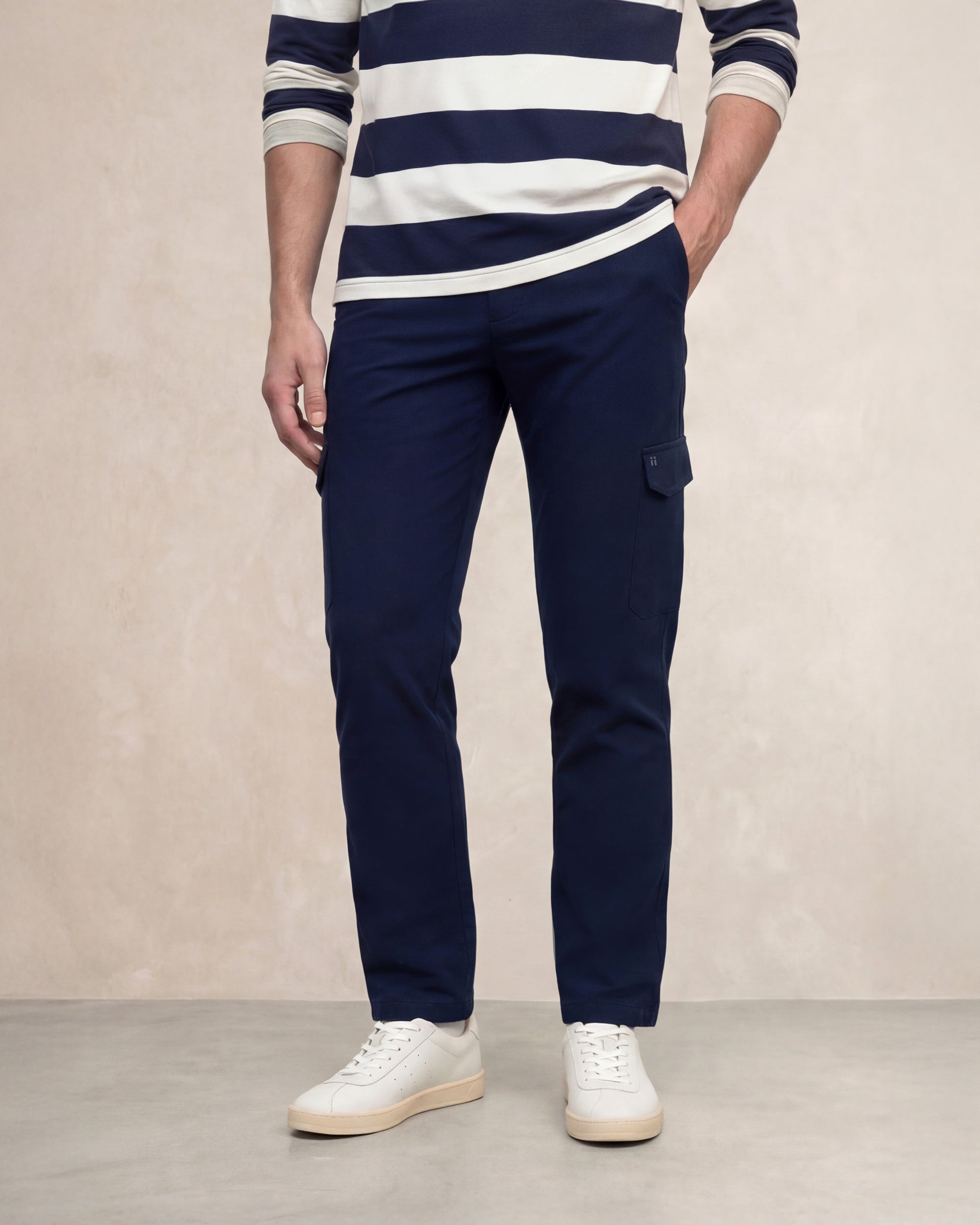 Imagen 0 de Pantalón cargo de hombre corte regular en azul marino Azul marino