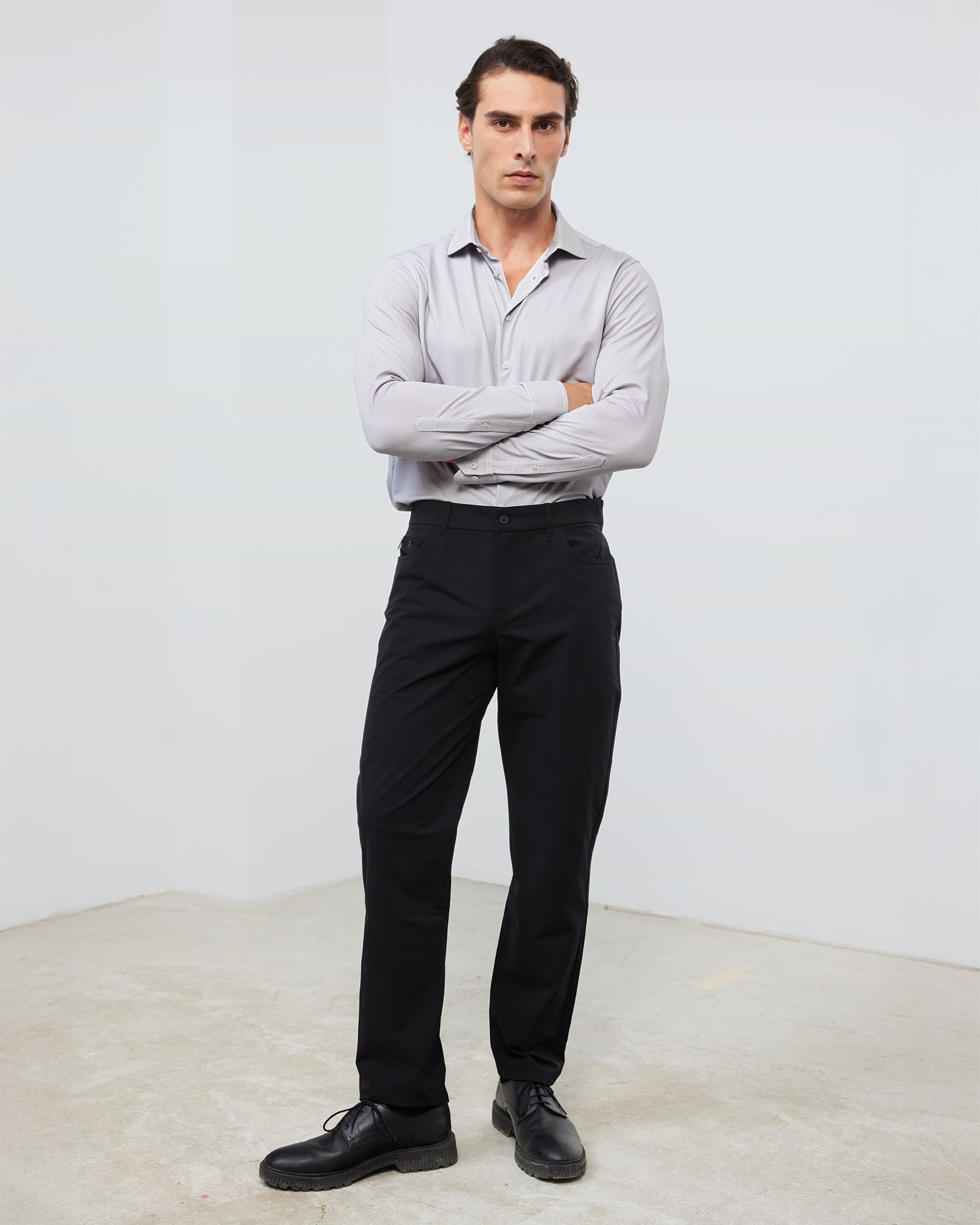 Sepiia - Pantalón cinco bolsillos de hombre corte regular en negro.