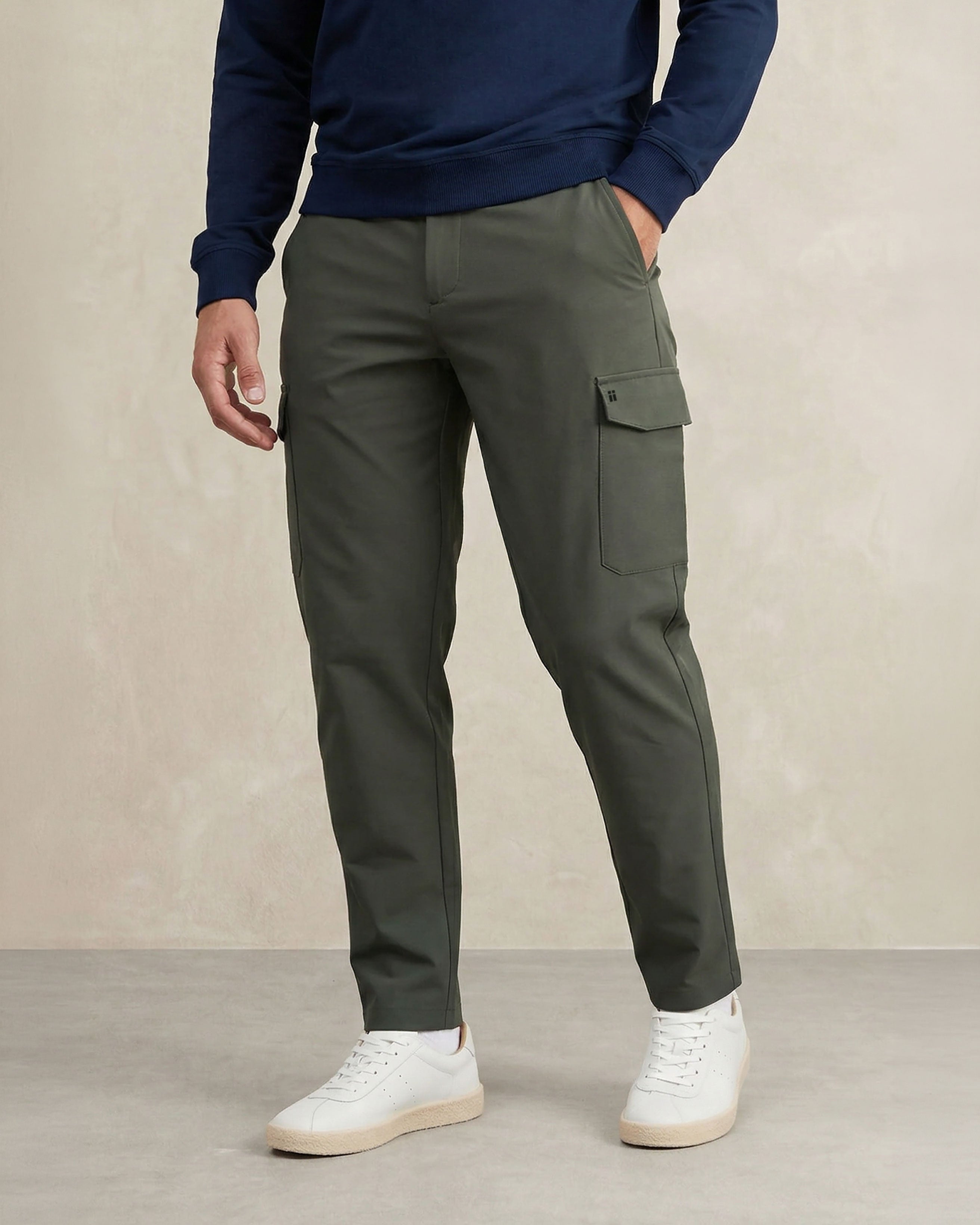 Imagen 0 de Pantalón cargo de hombre corte regular en verde Verde oscuro