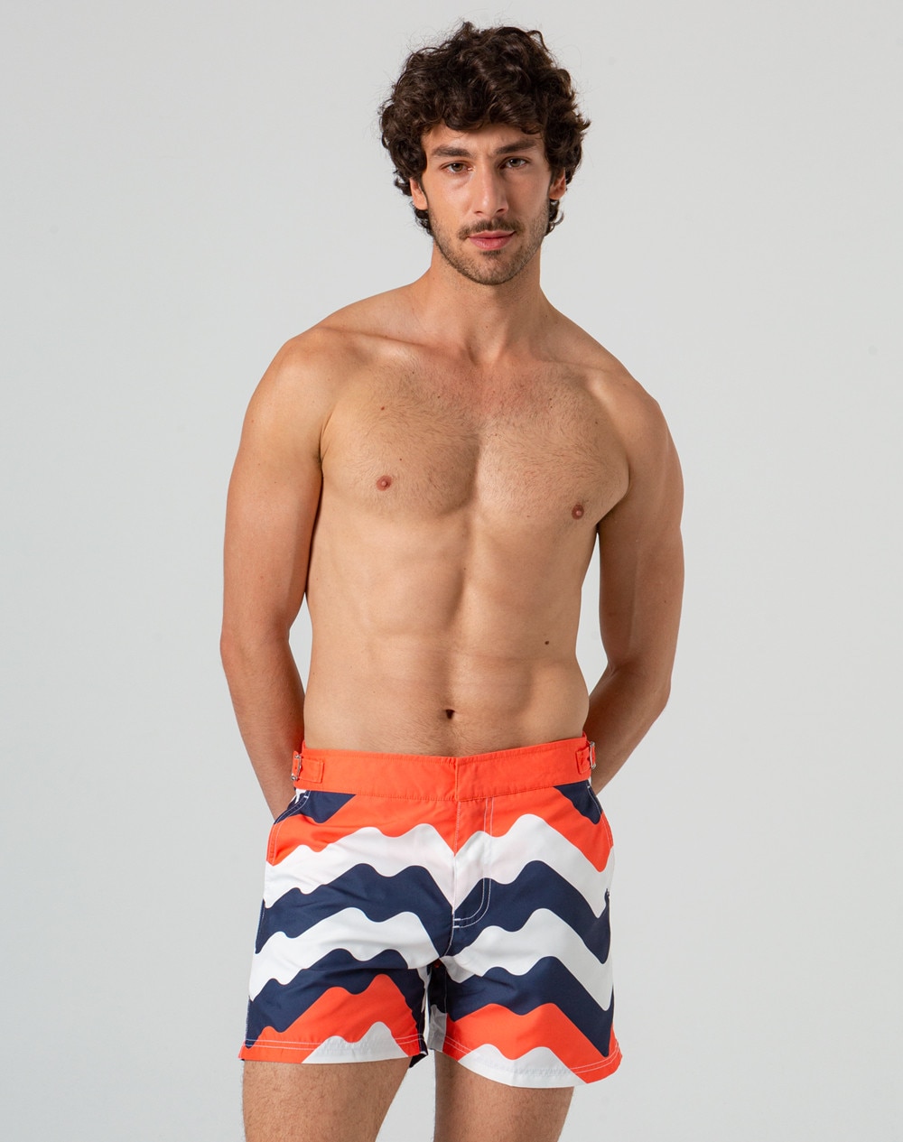 Bañador tipo bermuda de hombre estilo tailored con estampado geométrico tricolor y cintura lisa