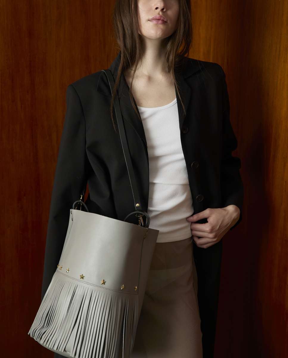 Bolso grande de piel estilo cubo con flecos un asa fija corta y una larga - Mercules - Gris Gris-2