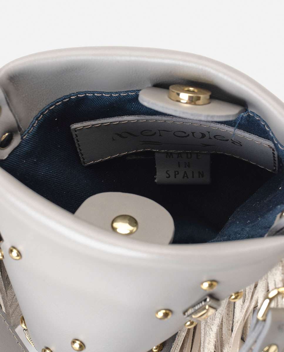 Bolso pequeño de piel con flecos en los laterales, tachuelas decorativas en el frente y doble asa ancha - Mercules - Gris Gris-4