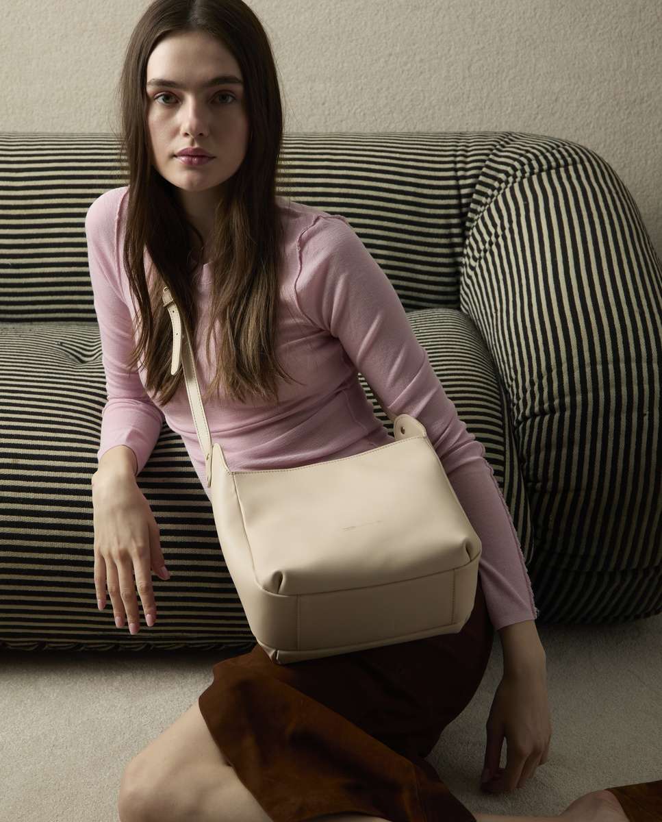 Bolso mediano de piel estilo bandolera con estructura rectangular y asa regulable - Mercules - Hueso Hueso-2