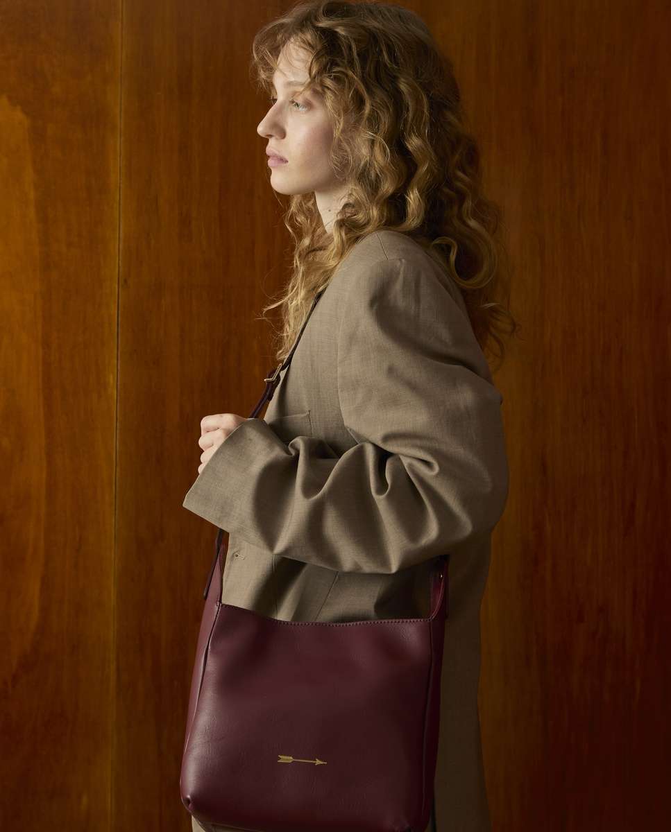 Bolso mediano de piel estilo bandolera con estructura rectangular y asa regulable - Mercules - Burdeos Burdeos-2