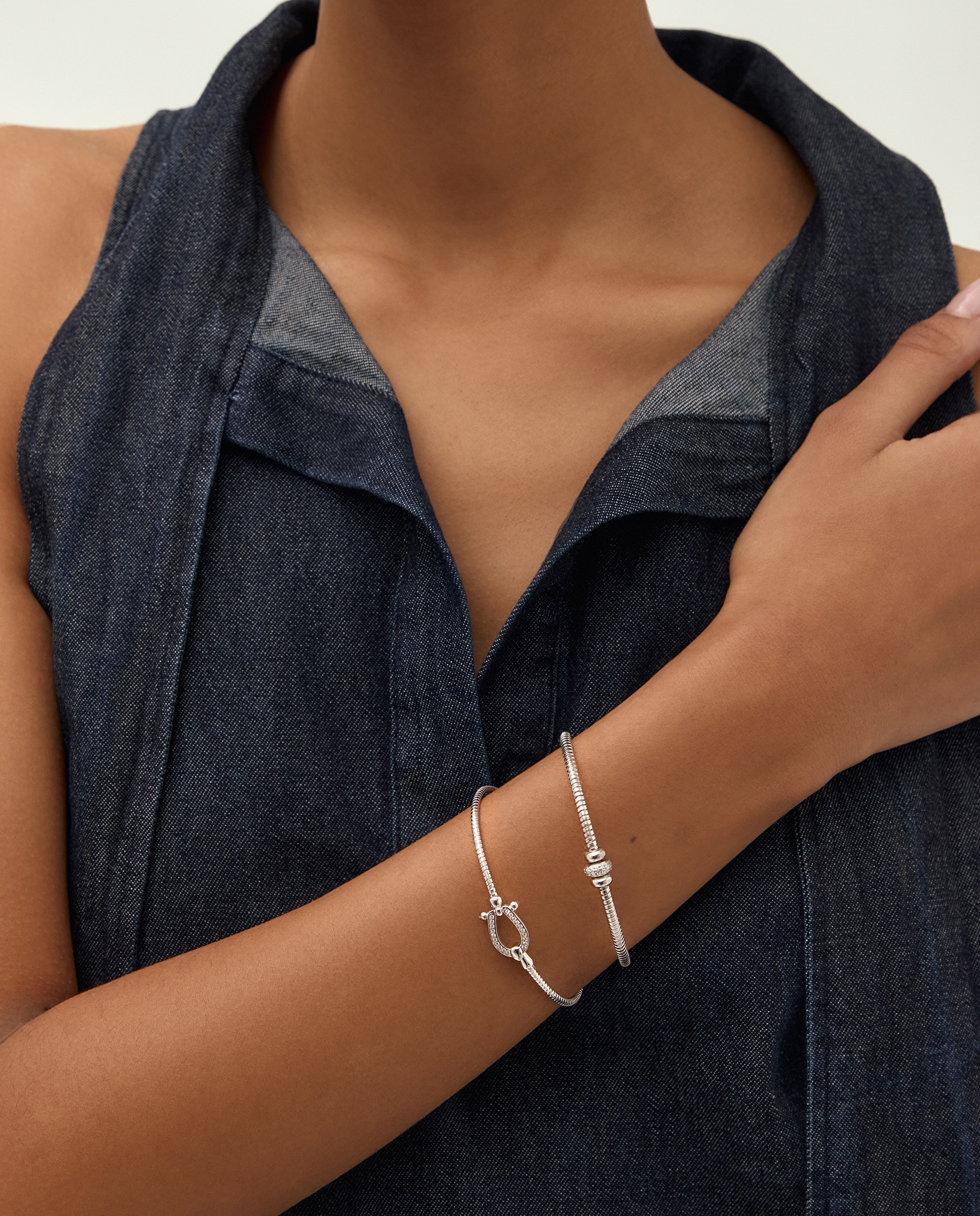 Brazalete tubogas de plata y detalle estribo con pavé - Duran Exquse - Plateado Plateado-2
