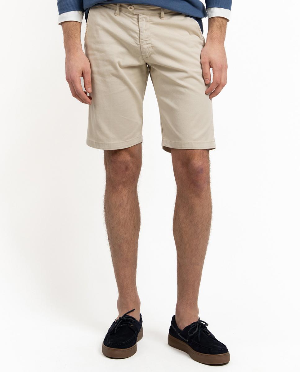 Pantalón corto chino de hombre con línea de plancha