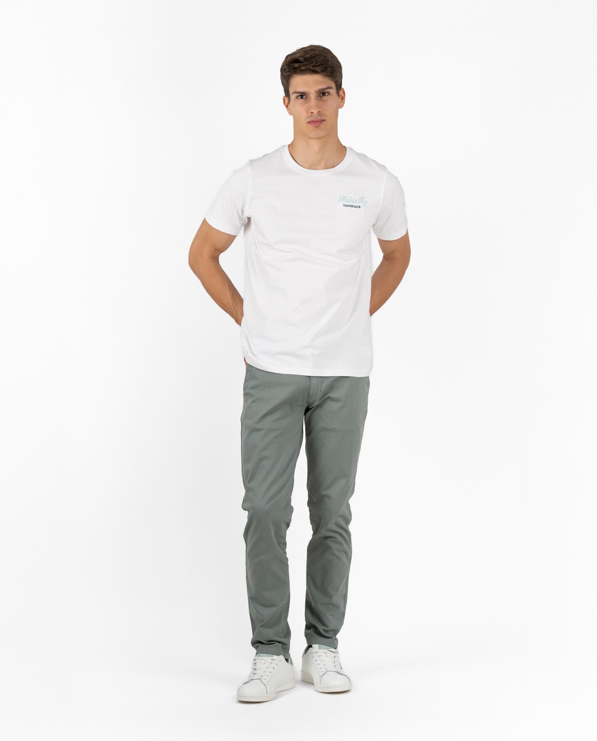 Makarthy - Chino de hombre slim con bordado.