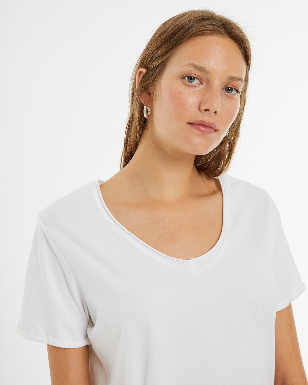 Camiseta de mujer basica blanca de manga corta y cuello pico System Action El Corte Ingles