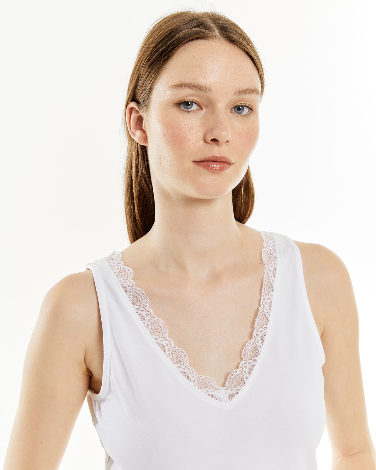 Camiseta de mujer entallada con tirantes y detalle de puntilla - System Action - Blanco Blanco-4