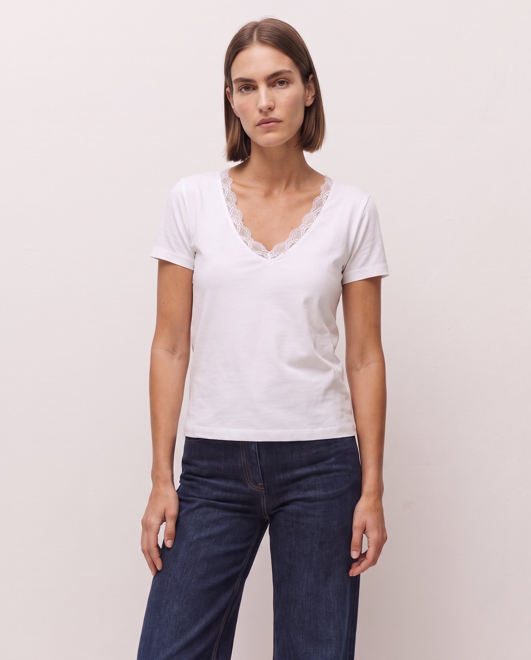 Camiseta de mujer de manga corta con escote en pico y detalle de puntilla - System Action - Blanco Blanco-1