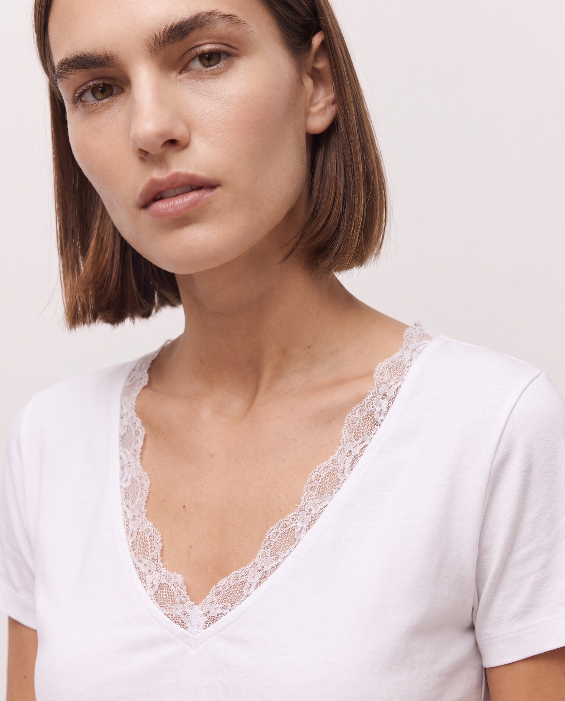 Camiseta de mujer de manga corta con escote en pico y detalle de puntilla - System Action - Blanco Blanco-4