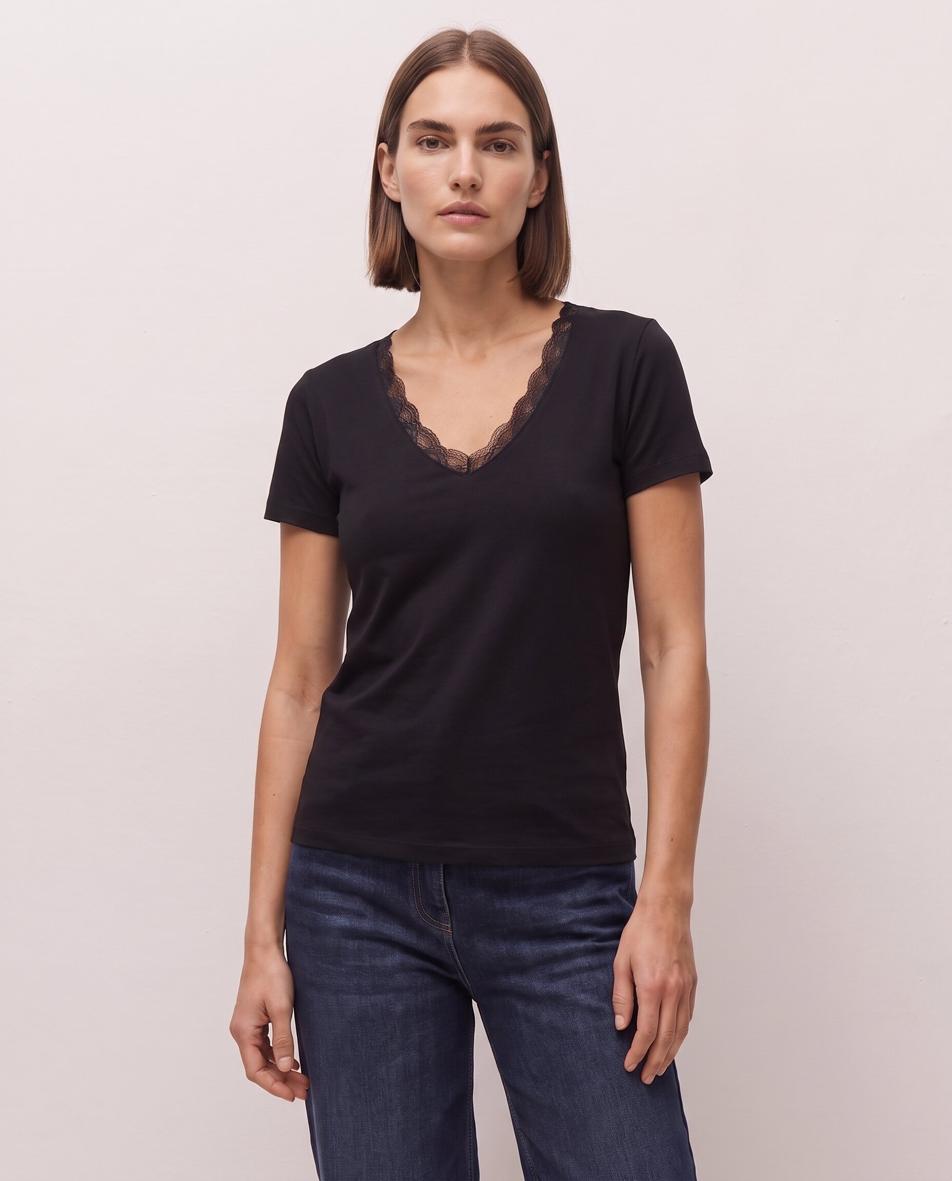 Camiseta de mujer de manga corta con escote en pico y detalle de puntilla - System Action - Negro Negro-1