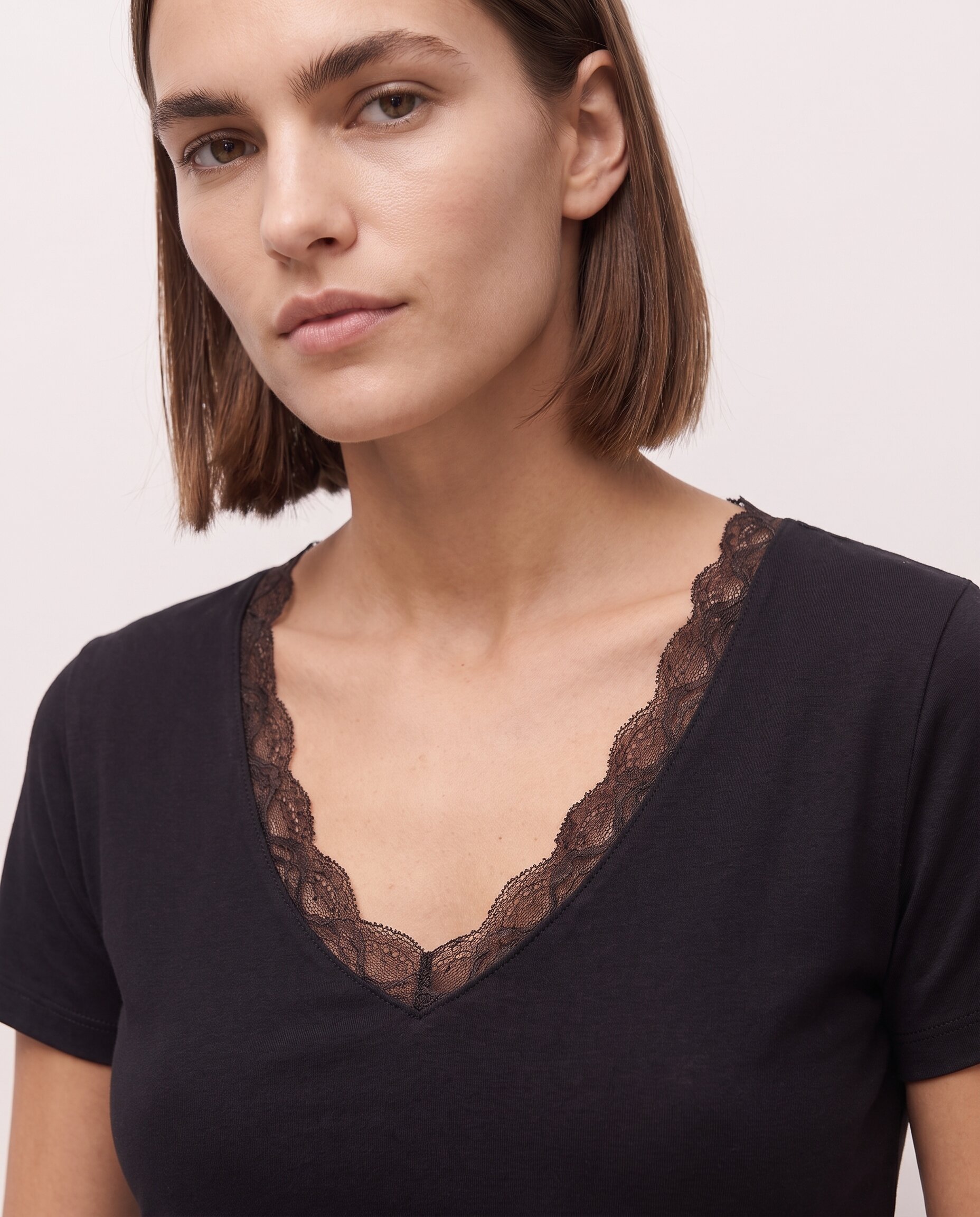Camiseta de mujer de manga corta con escote en pico y detalle de puntilla - System Action - Negro Negro-4
