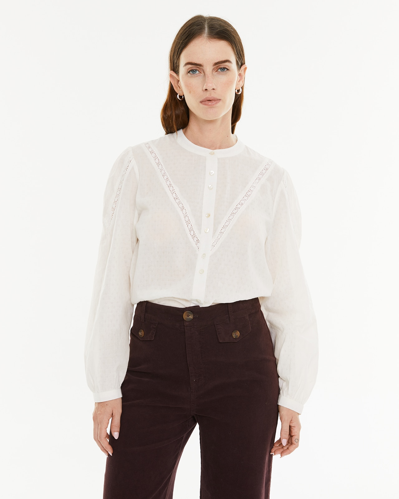 System Action - Camisa de mujer con cuello mao y manga larga prenda sostenible.