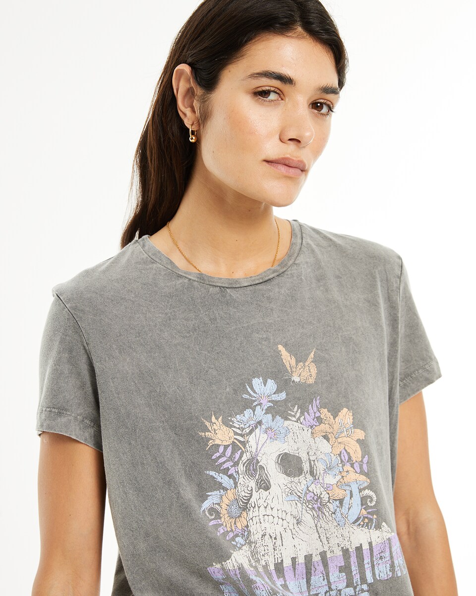 Camiseta de mujer con tintura efecto desgastado y estampado