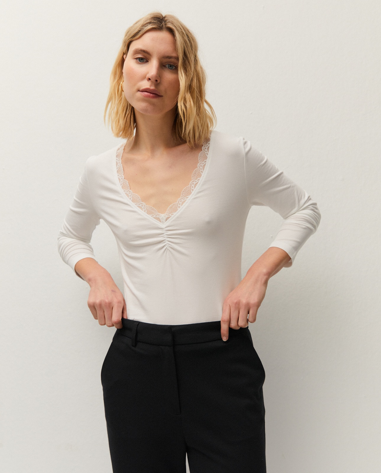 Camiseta básica de mujer con puntilla en el escote - System Action - Blanco Blanco-1