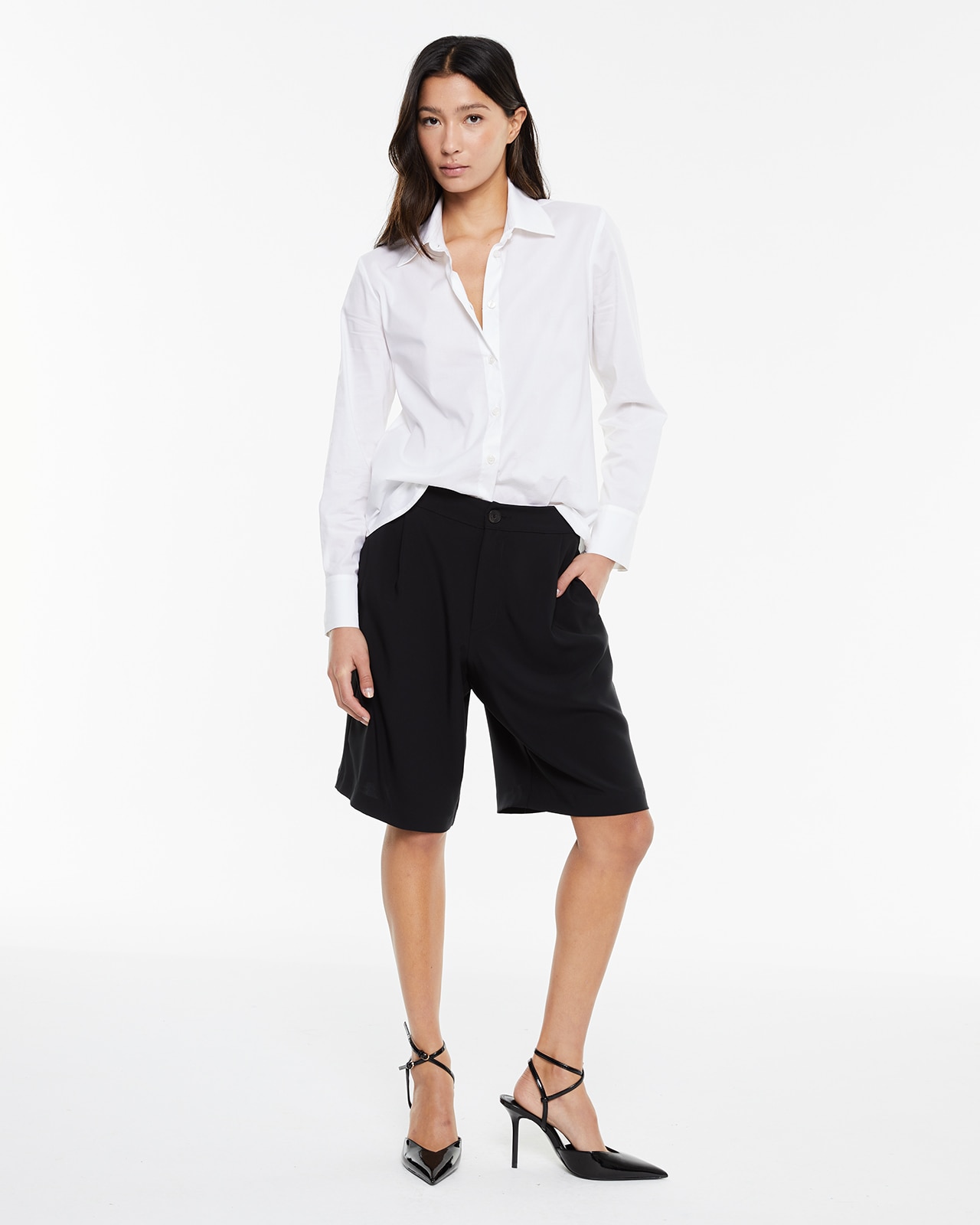 Short de mujer largo tipo sastre con pliegues delanteros