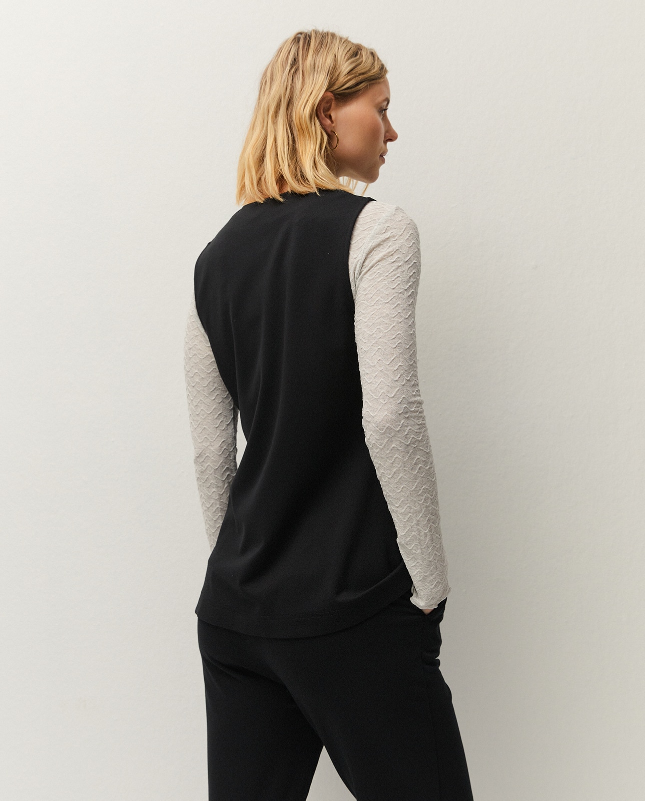 Chaleco largo de mujer con cuello caja y tejido confort - System Action - Negro Negro-2