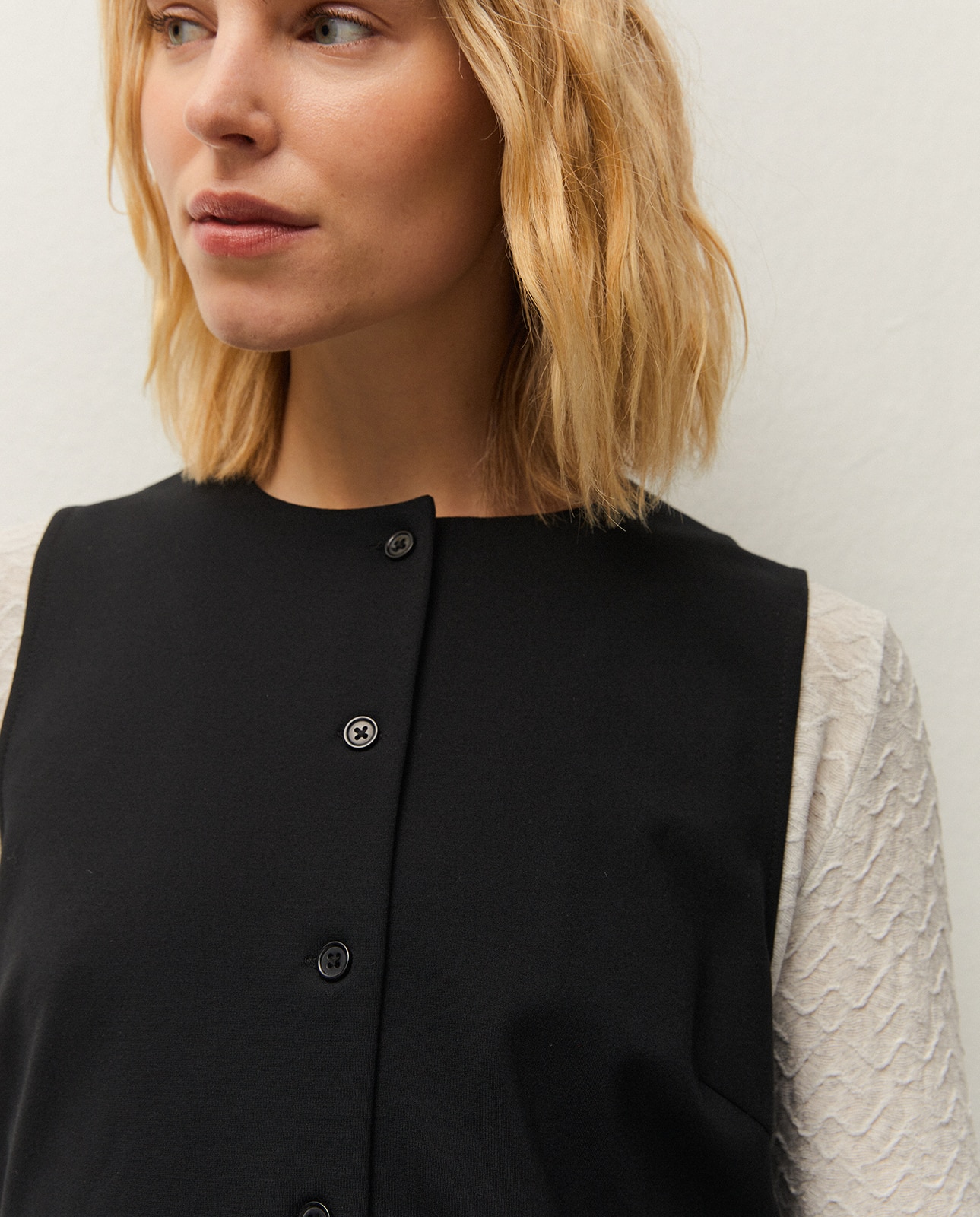 Chaleco largo de mujer con cuello caja y tejido confort - System Action - Negro Negro-4