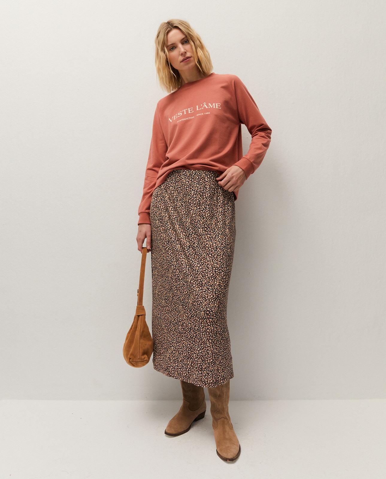 System Action - Falda midi estampada con goma en la cintura.